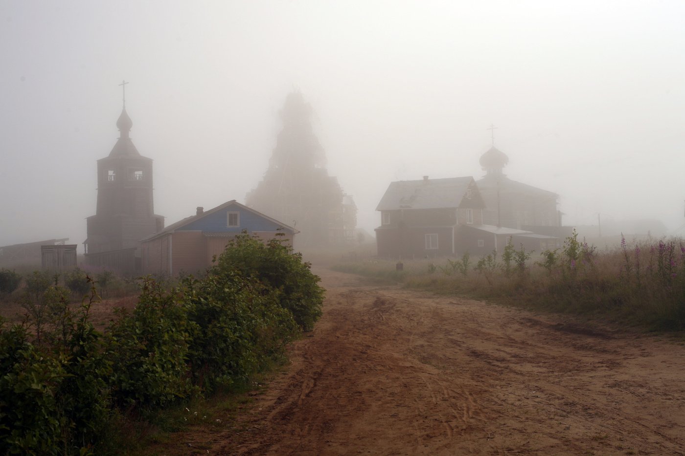Север Церковь в тумане деревня