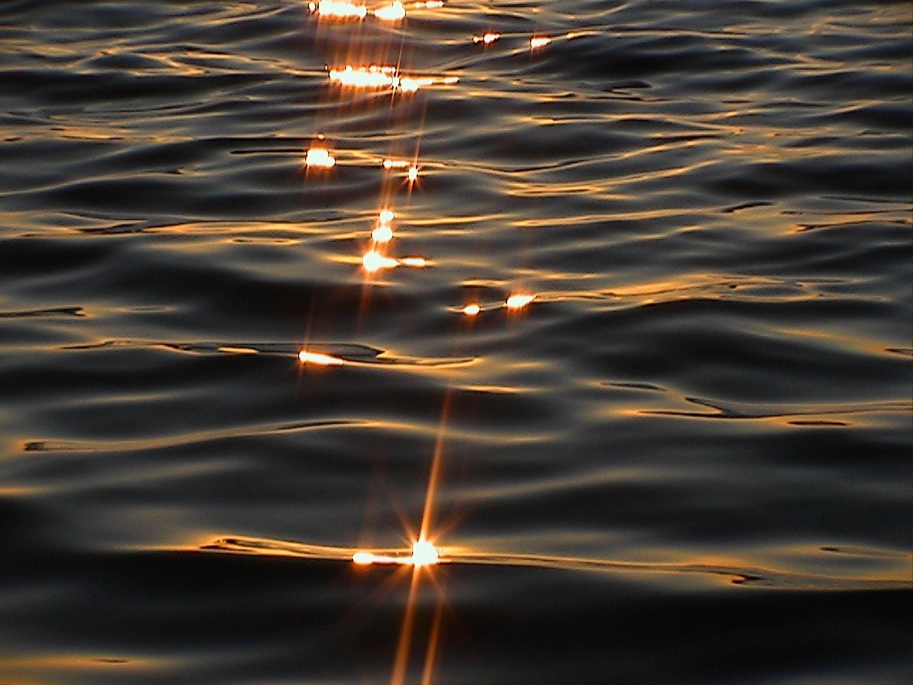 Отблеск нас текст. Солнечные блики. Блик солнца. Блики на воде. Солнечные блики на воде.