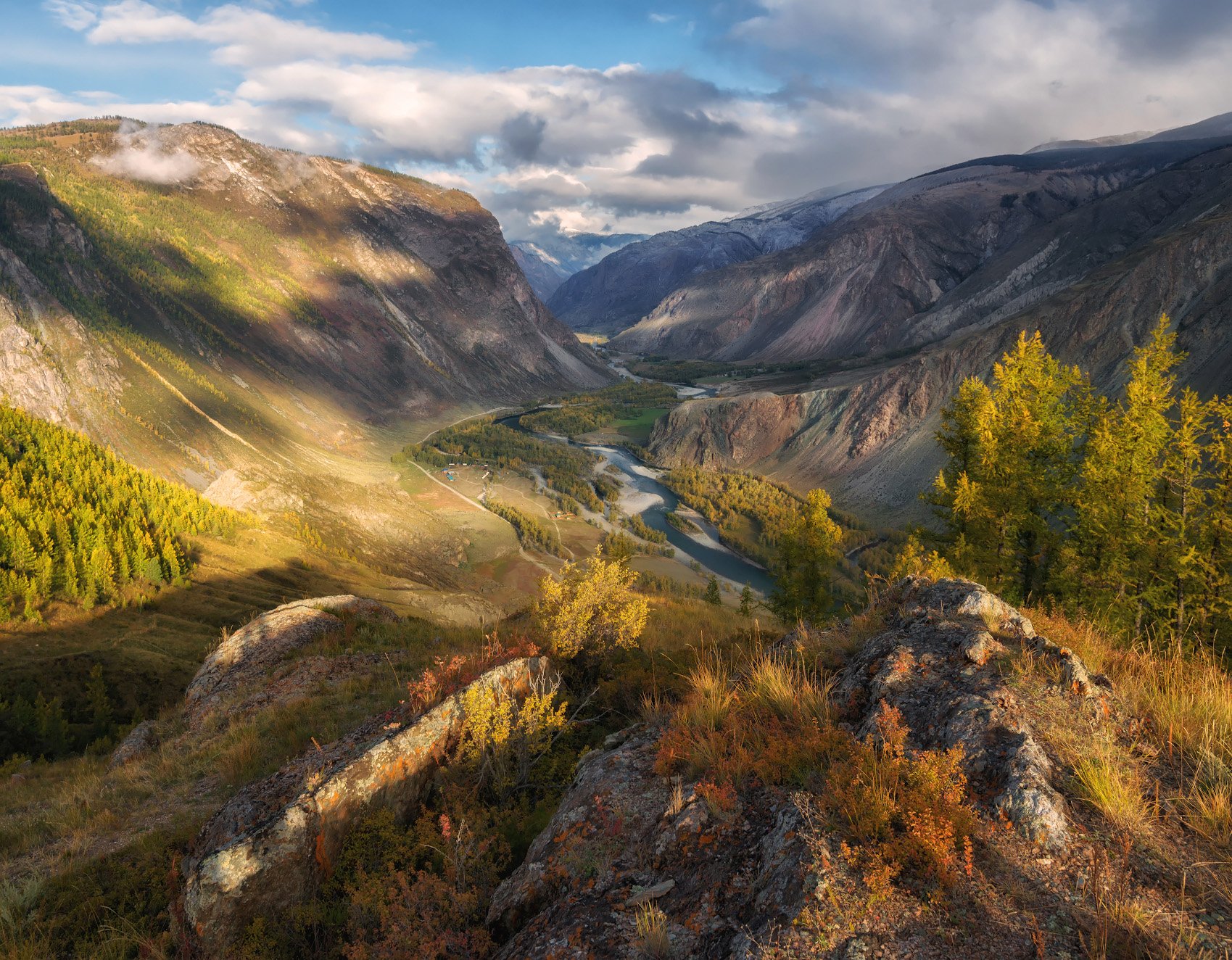 Республика алтай сибирь. Золотые горы Алтая Долина Чулышман. Долина реки Чулышман Алтай. Долина Чулышман в сентябре. Сибирь горный Алтай.
