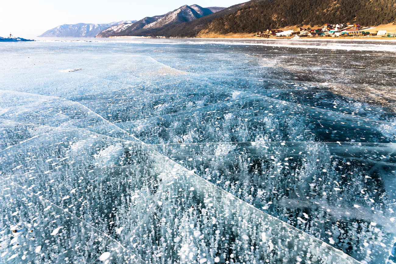 Пузырьки на байкале. Хивусы на Байкале. Пузырьковый лед Голоустное. Большое Голоустное пузырчатый лед. Большое Голоустное Байкал зимой лед.