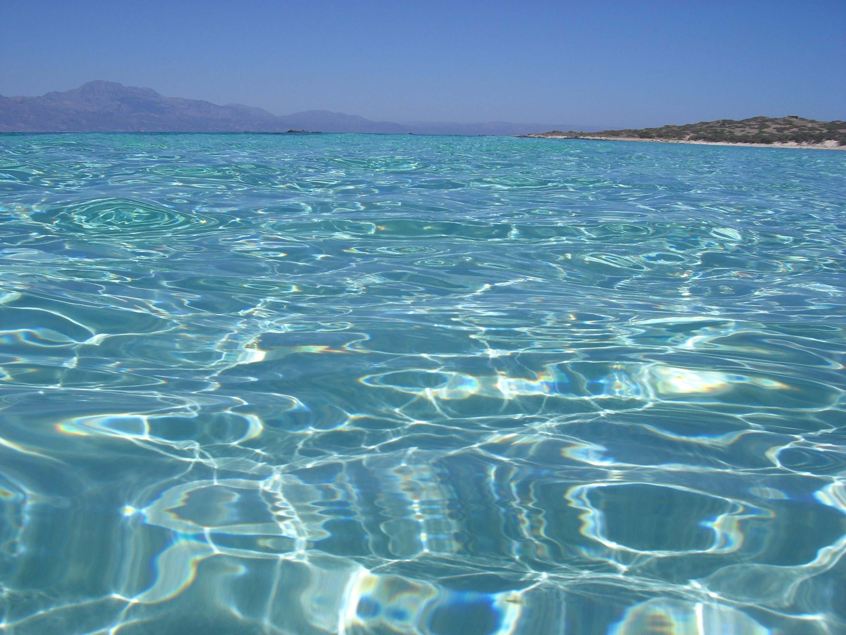 И тихая прозрачная вода. Эгейское море волны. Лазурное море Эгейское. Средиземное море Лазурный берег. Прозрачное море.