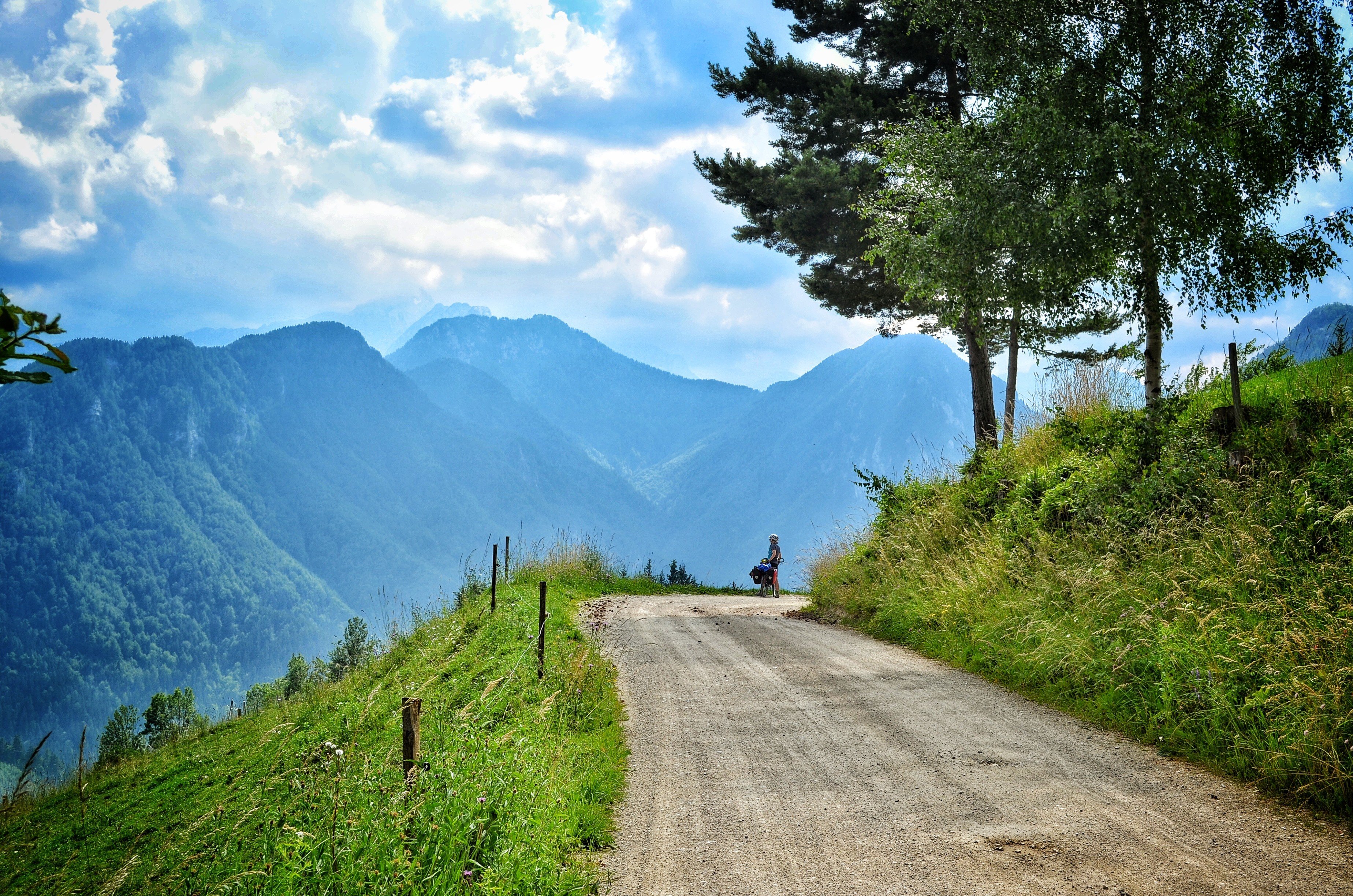 Дорога с красивым видом. Генухский перевал. Абхазия Горная тропа. Горная тропа Италия. Горная тропа в Альпах.
