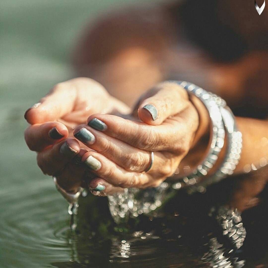 Водички руки. Вода в ладонях. Вода в руках. Женская рука в воде. Мужская рука в воде.