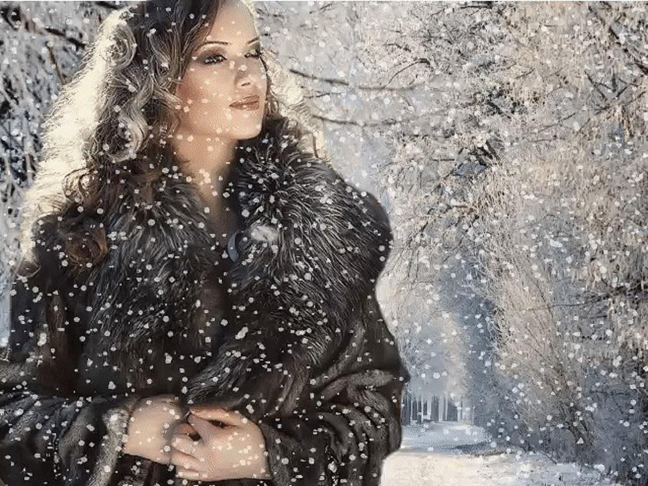 Снег падал пушистыми хлопьями приятно касался лица. Женщина-зима. Женщина и снег. Красивая женщина зимой. Женщина под Снегопадом.
