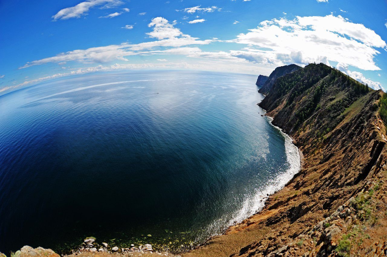 В россии самое глубокое озеро на земле. Восточная Сибирь Байкал. Байкал глубокое озеро. Байкал самое глубокое озеро в мире. Акватория озера Байкал.
