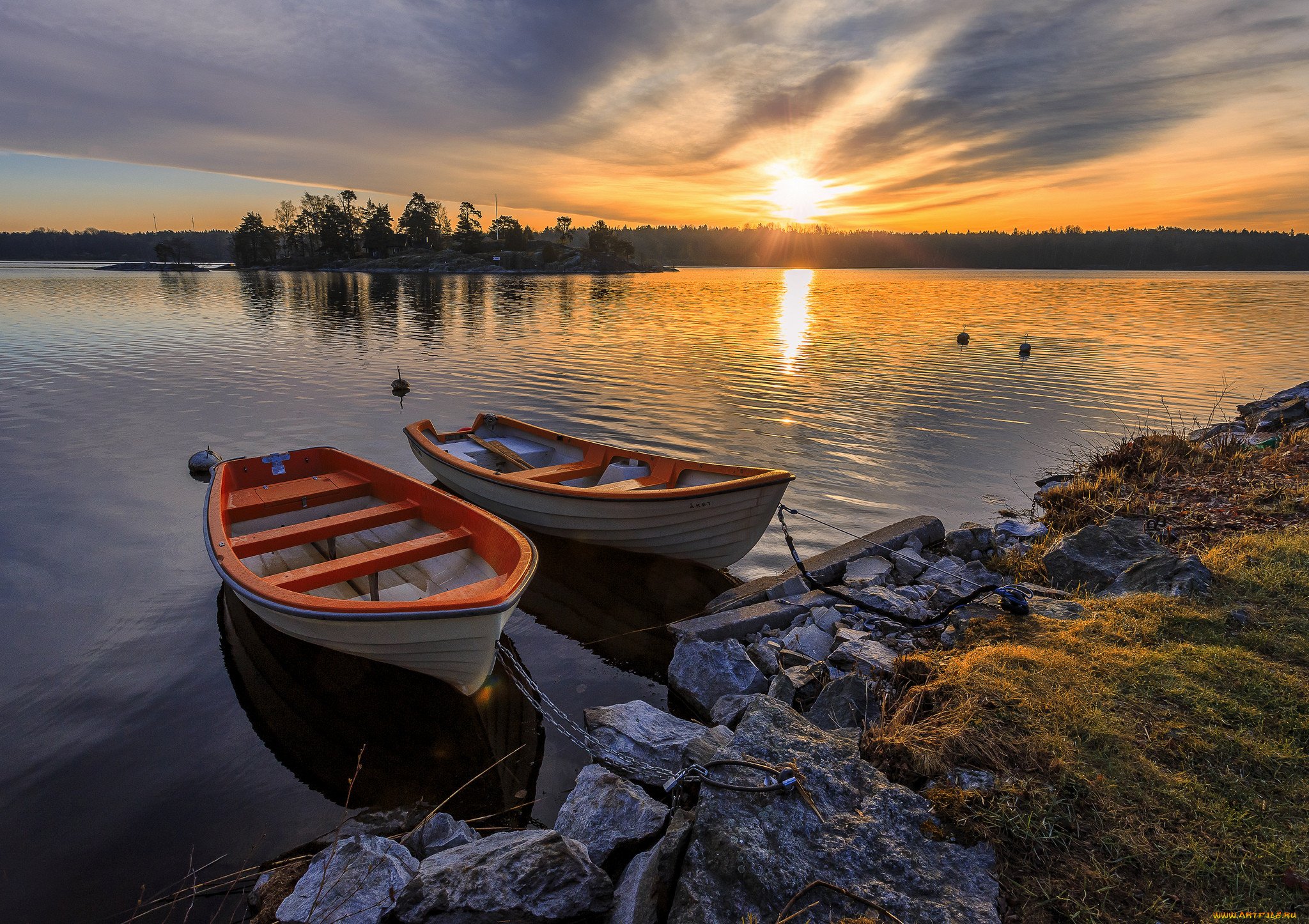 Можно ли на лодке на озере. Лодка на озере. Лодка на берегу озера. Лодка на закате. Закат на озере.