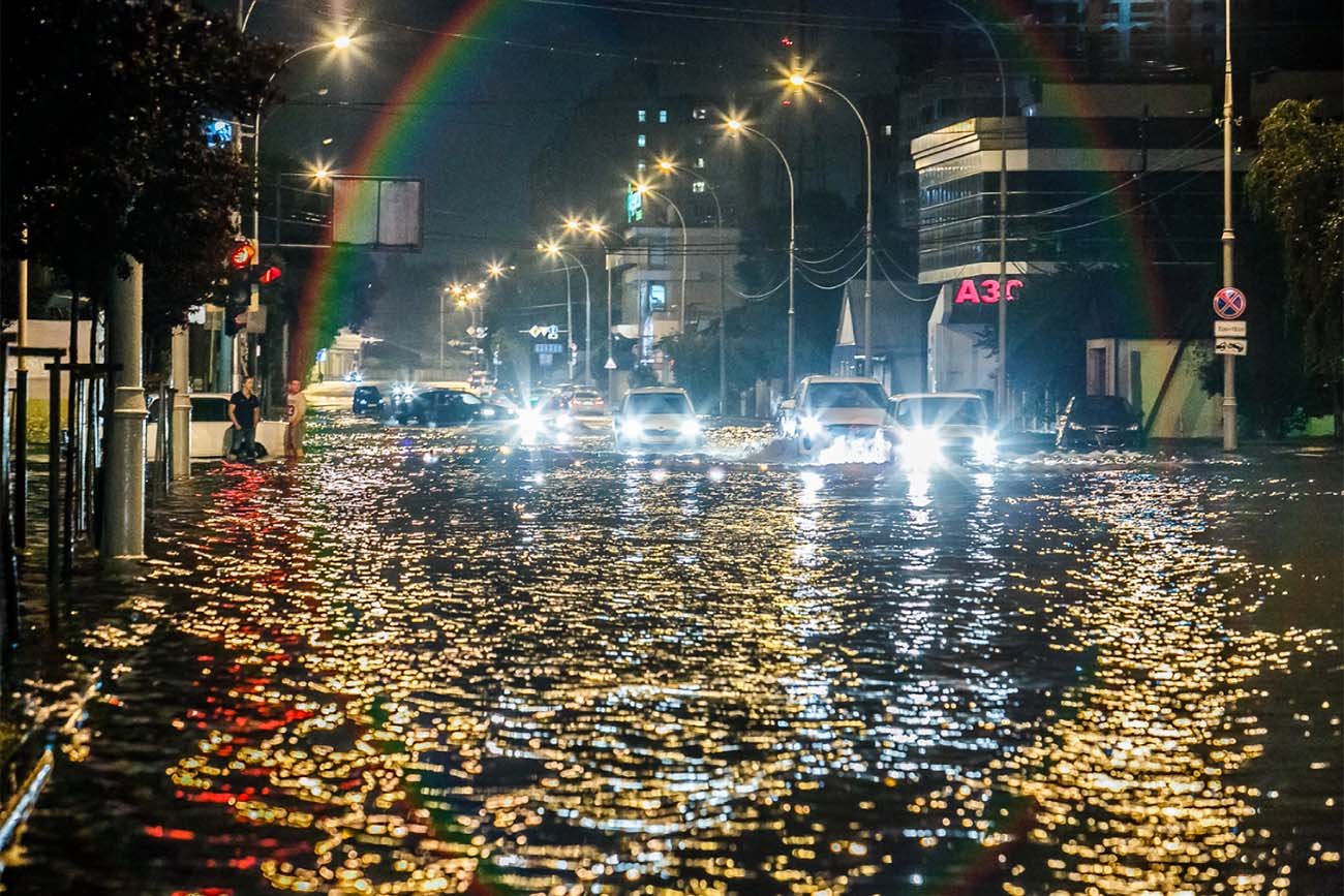 Фото дождь на улице ночью