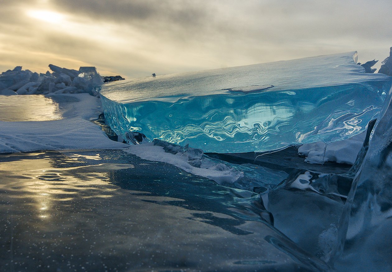 Океан покрытый льдом. Озеро Байкал подо льдом. Дно Байкала подо льдом. Дно Байкала зимой подо льдом. Подледное озеро в Антарктиде.