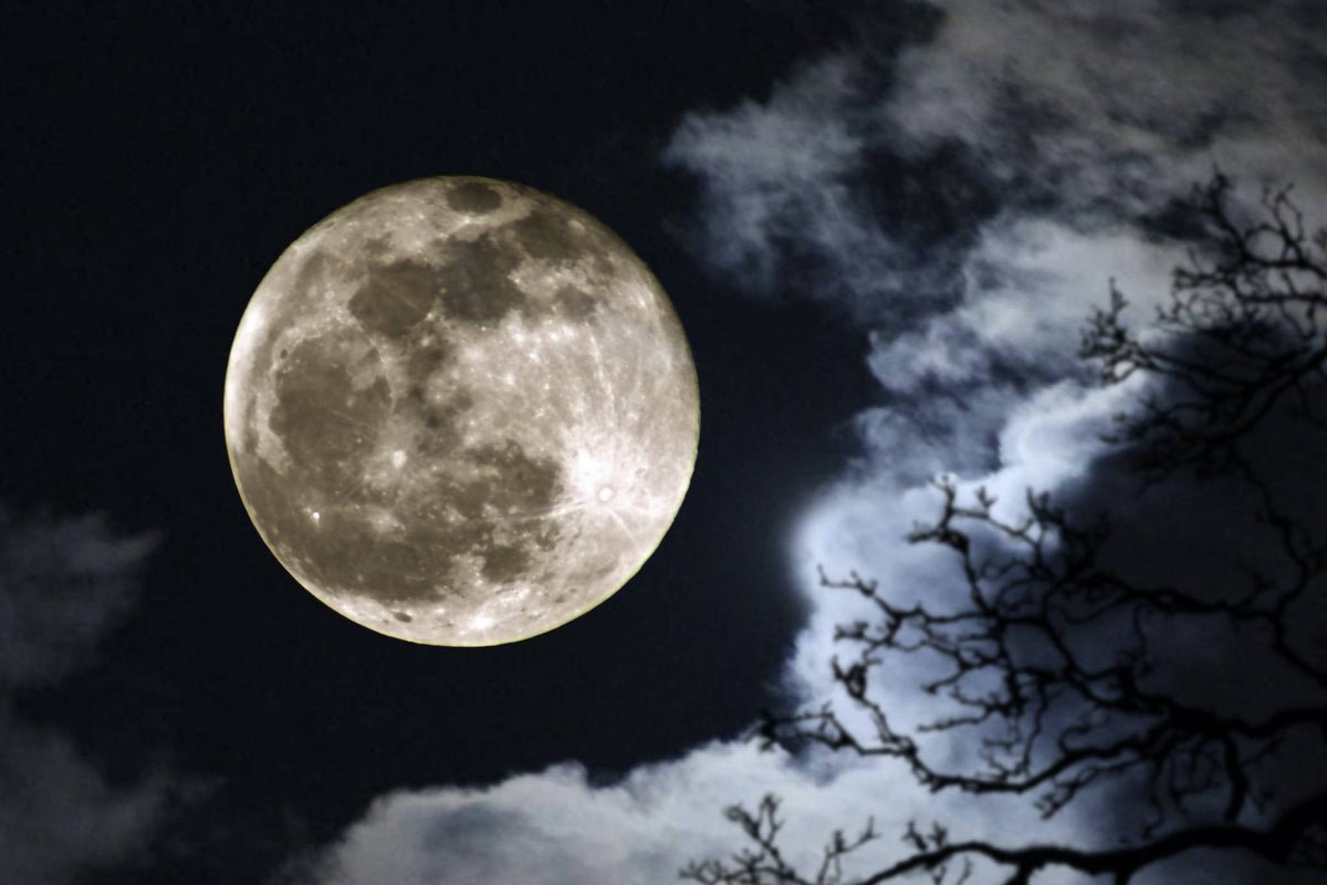 Луна в облаках. Ночь Луна облака. Луна в тучах. Луна за облаками.