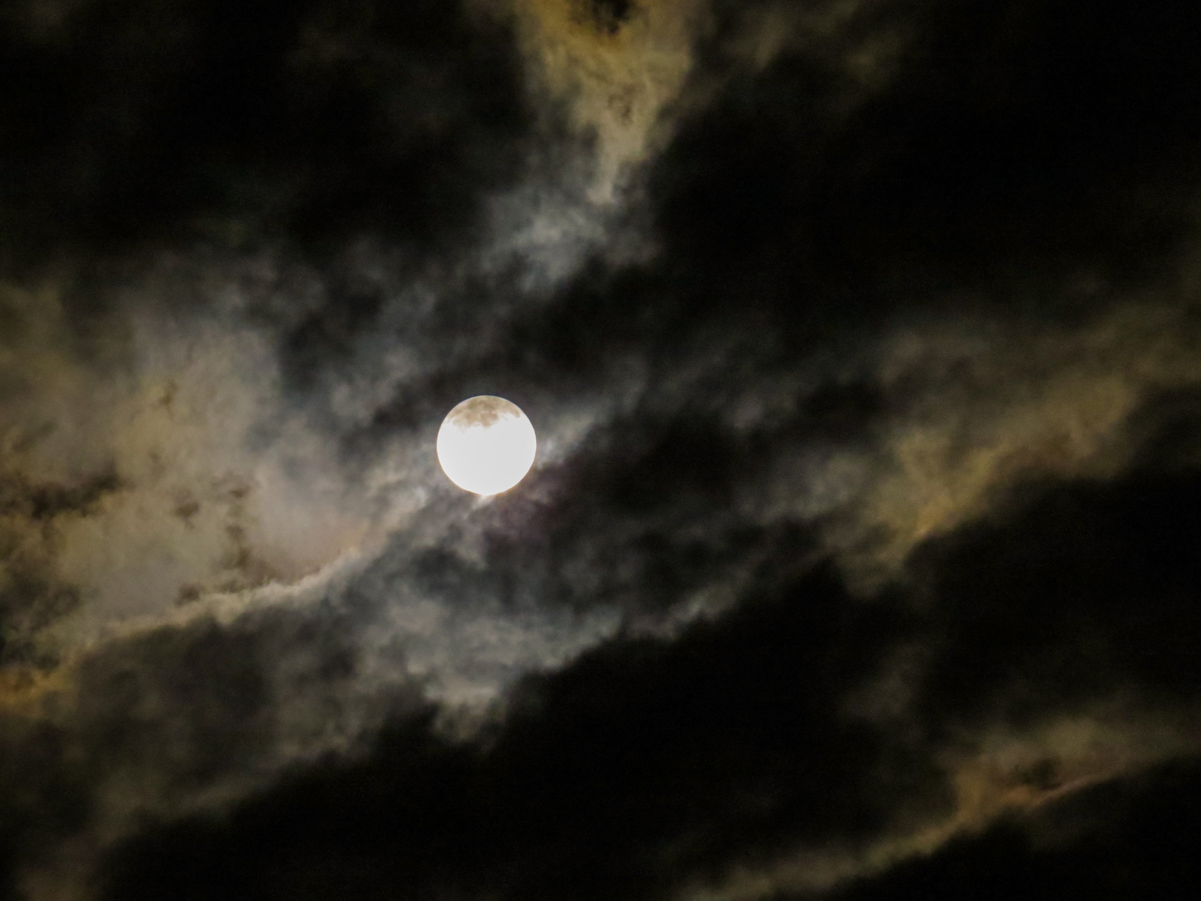 Светлый перед луны. Луна на небе. Луна в облаках. Луна за облаками. Ночное небо с луной.
