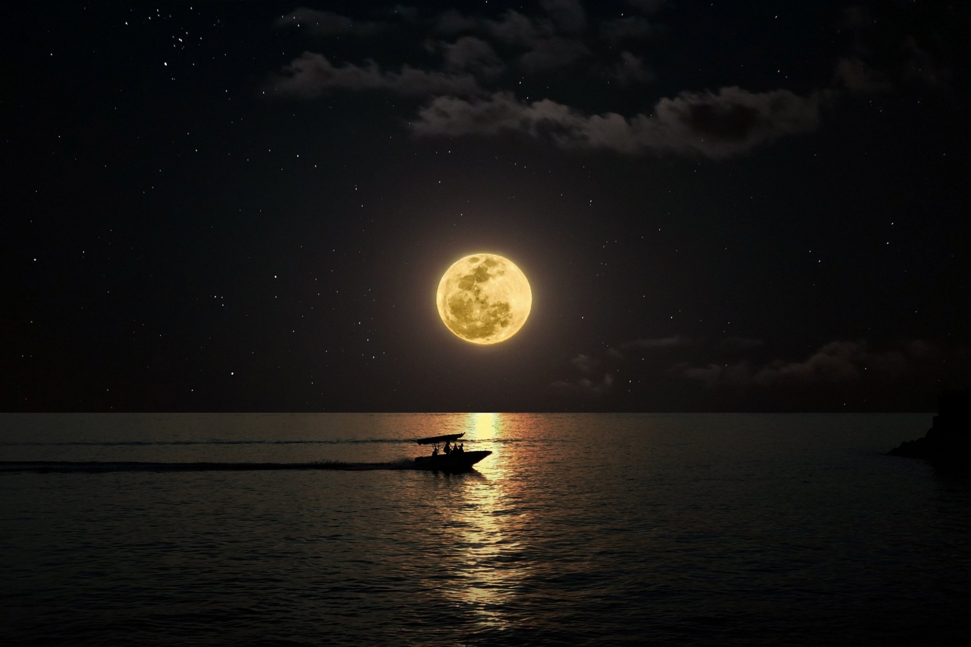 Полнолуние сильный. Лунная ночь. Ночь Луна. Ночное небо с луной. Ночное море.