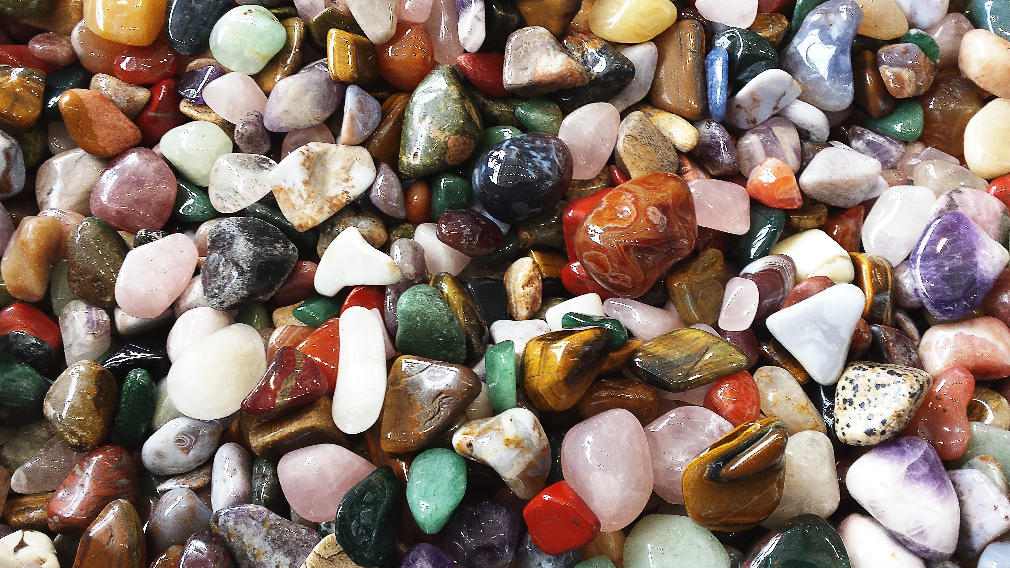 Самоцветы для детей. Разноцветные камни. Красивые камни. Разноцветная морская галька. Красивые камушки.