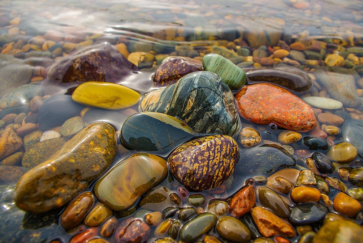 Камни разноцветные морские