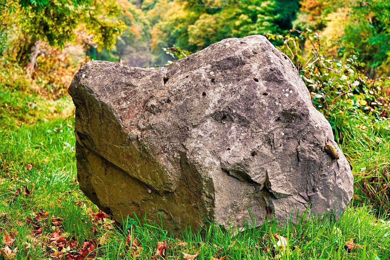 Ломаные камни. Валун «большой камень» Кутишкинский. Валун «Гомсин камень». Большой камень валун. Салгирская Долина каменные валуны.