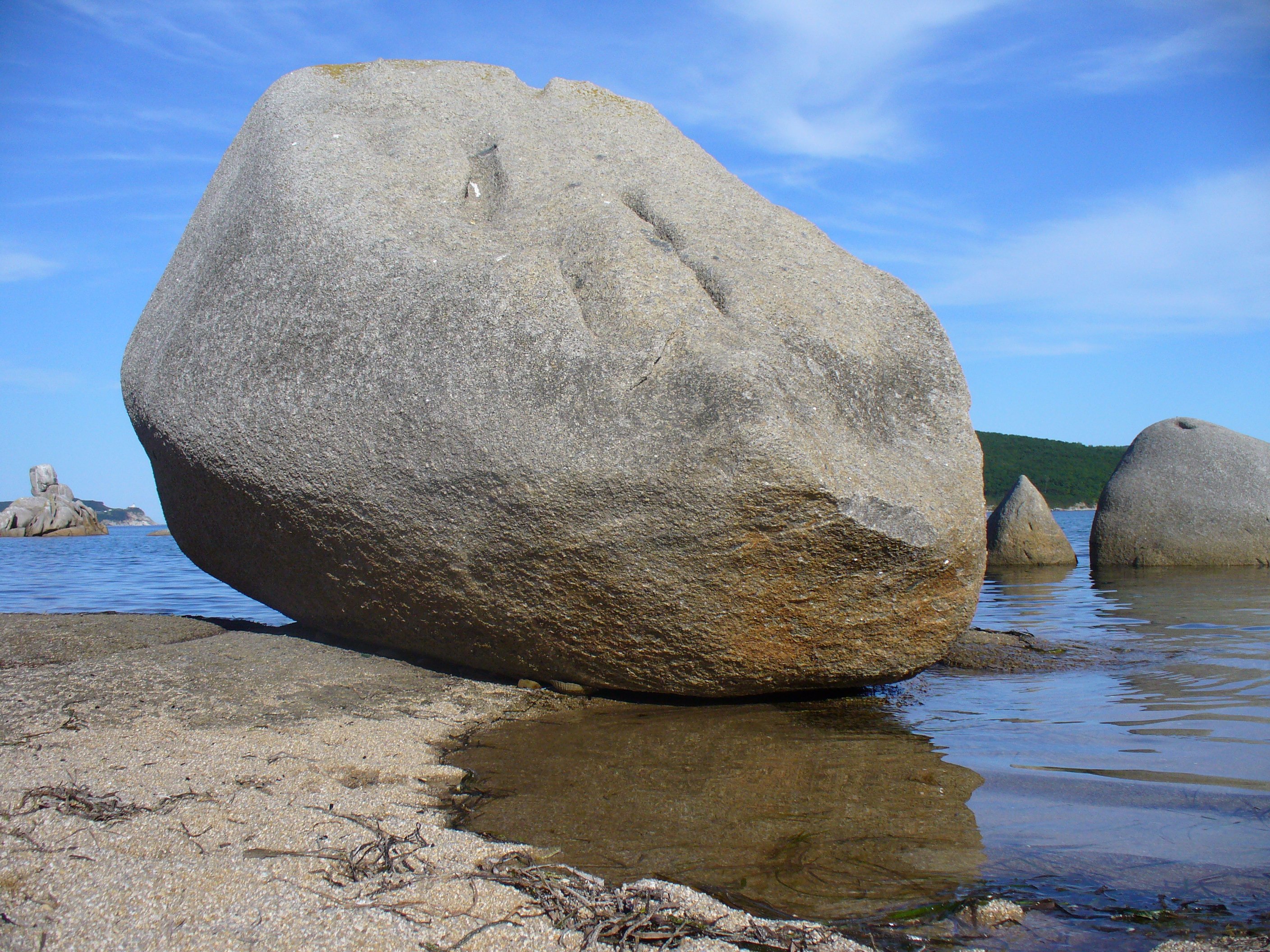 Печеный камень. Валун «большой камень» Кутишкинский. Приморский край большие камни. Большой камень на острове. Белый камень Приморский край.