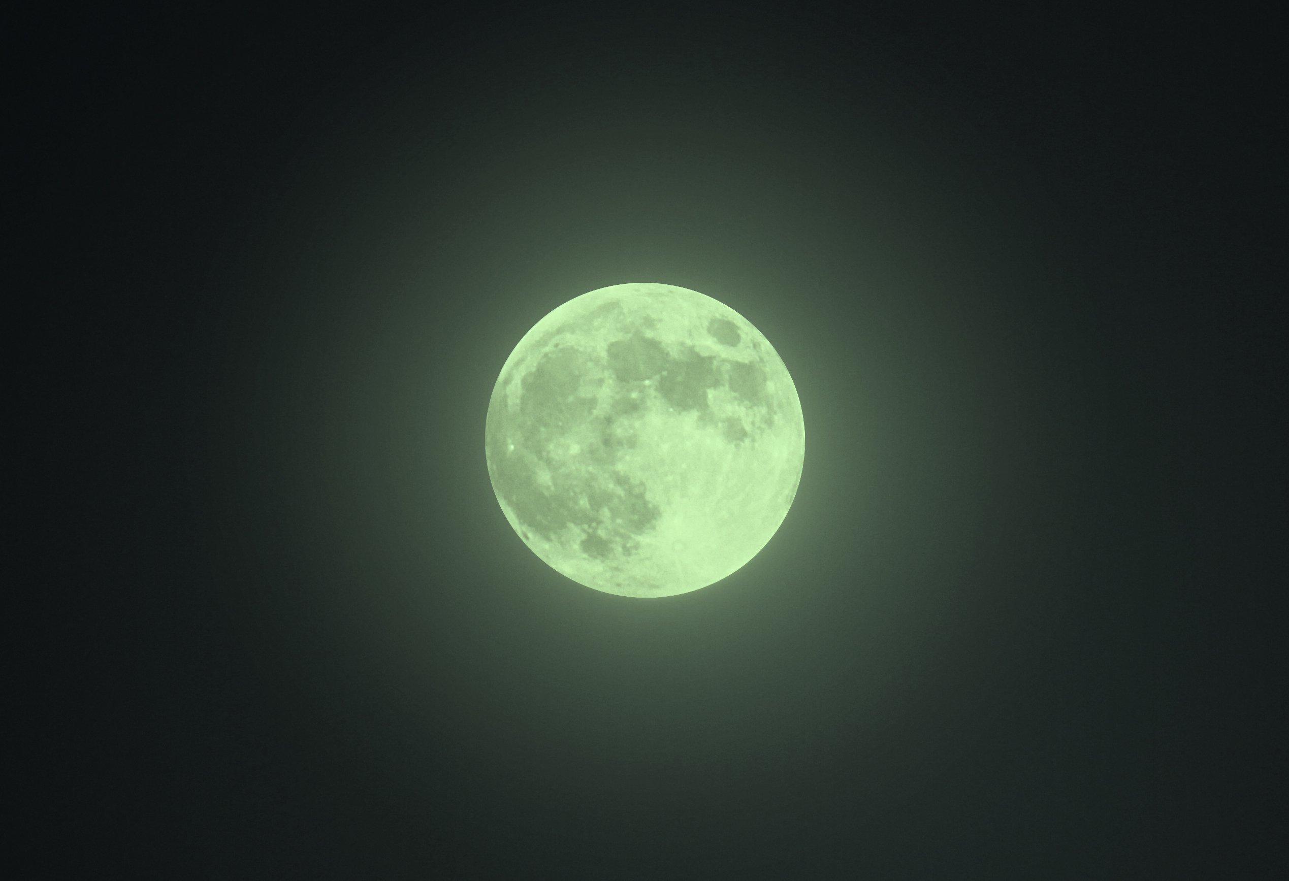 Есть зеленая луна. Зеленая Луна. Зелёная Луна явление. Зеленоватая Луна. Салатовая Луна.