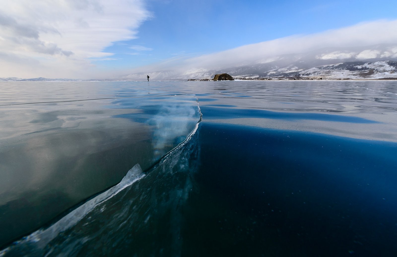 Прозрачный лед озера. Вода Байкал. Озеро Байкал лед. Озеро Байкал подо льдом. Озеро Байкал Байкальская вода.