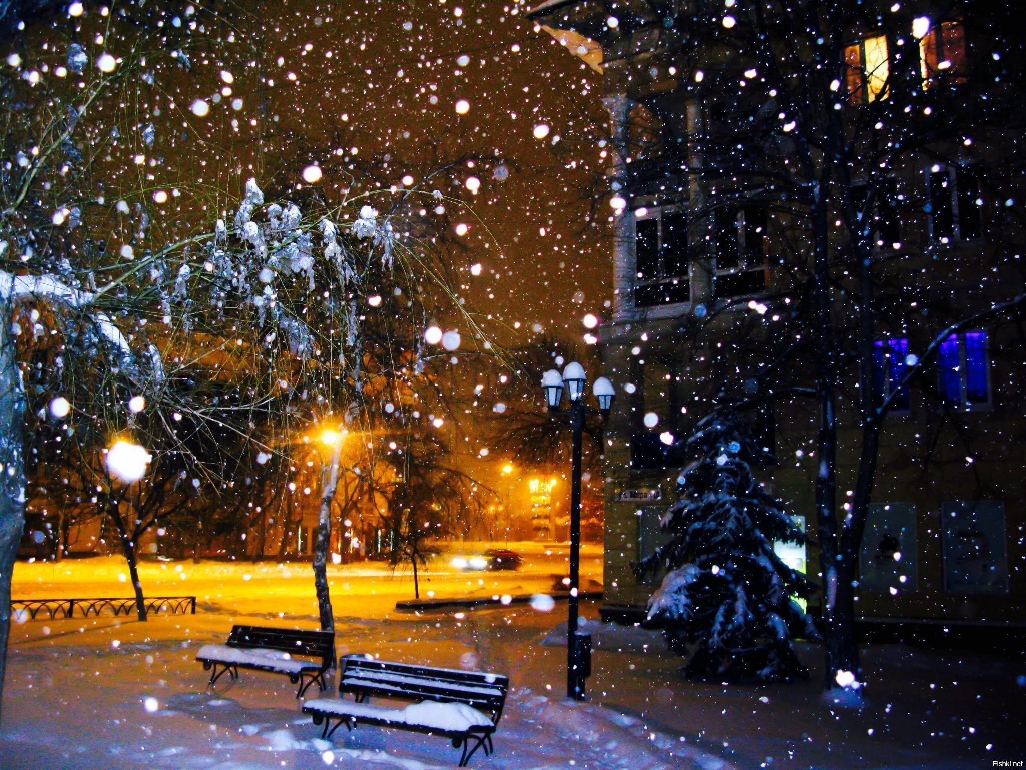 На город вечер упадет ледяной тенью. Красивый снегопад. Зима в городе. Падающий снег. Ночной зимний город.