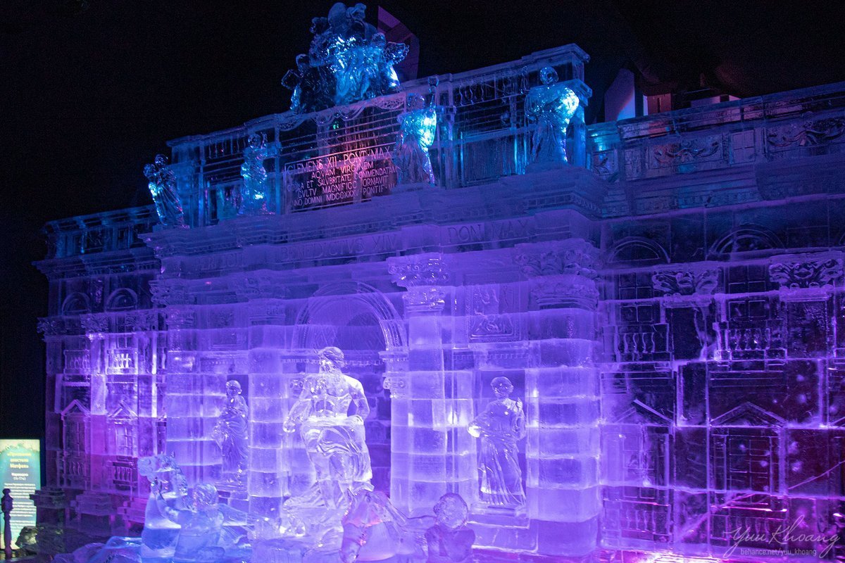 Снег и елки ледяные. Ледяной дворец Пенза. Ледовый городок в Москве 2021. Ледяной городок Москва 2020. Фестиваль ледяных скульптур в Москве 2019.