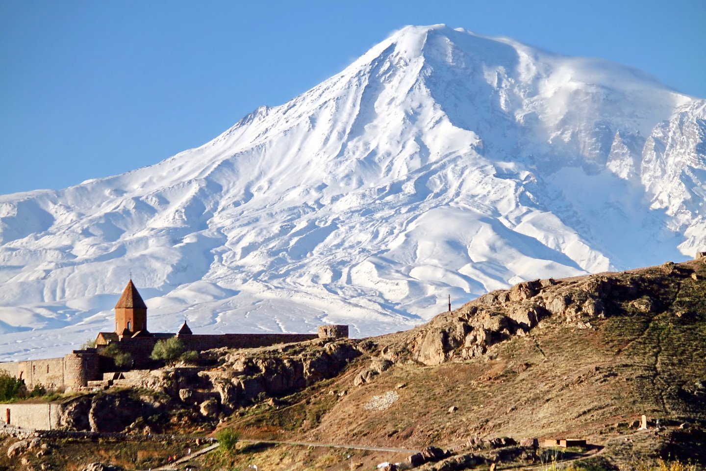 Арарат в турции или армении. Гора Арарат. Гора Масис Армения. Гора Арарат в Армении. Хор Вирап Арарат.