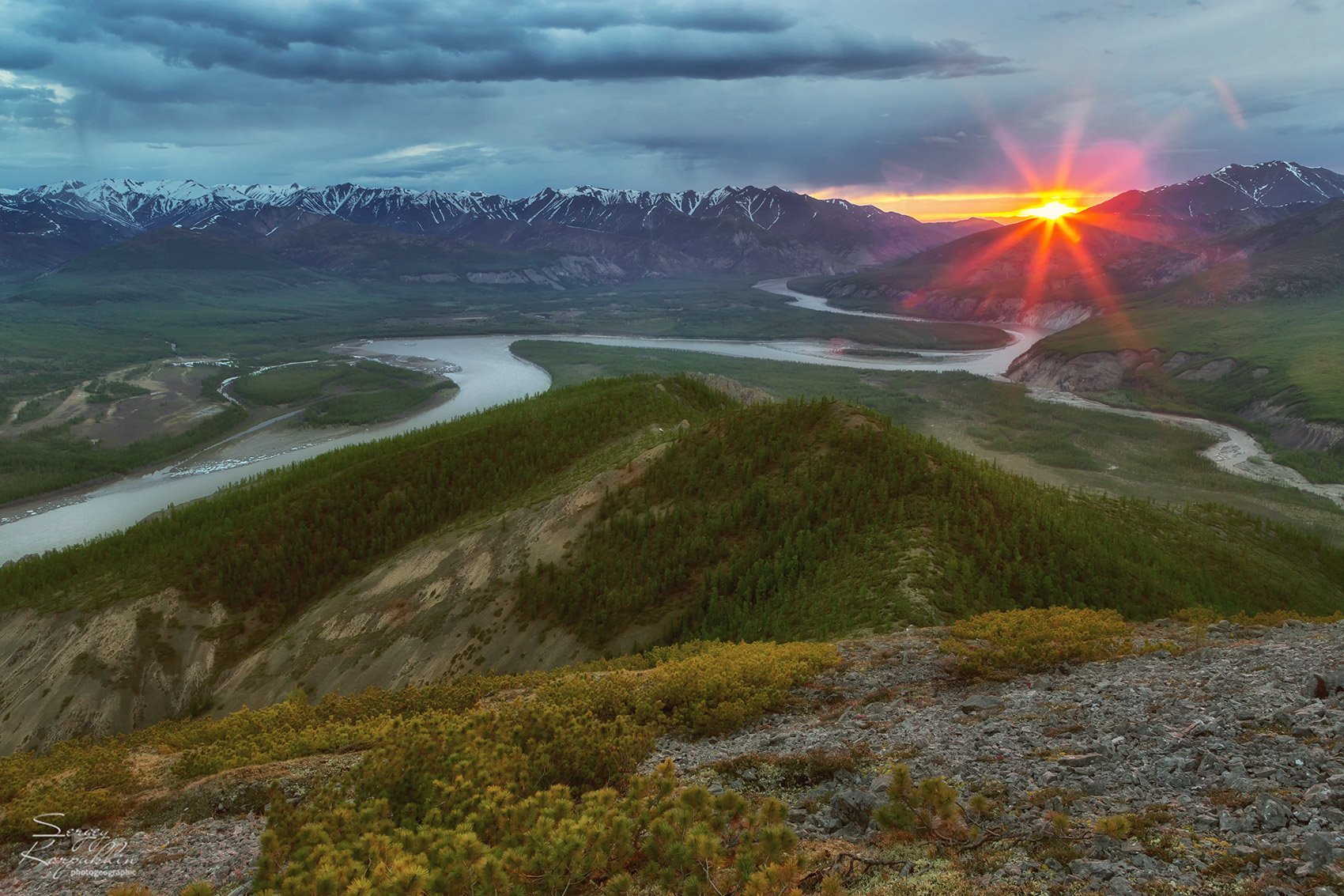 Река на севере якутии на ней расположен. Северо Восточная Сибирь река Индигирка. Река Индигирка Якутия. Сибирь Северо-Восточная река Колыма. Горы Якутии Индигирки.