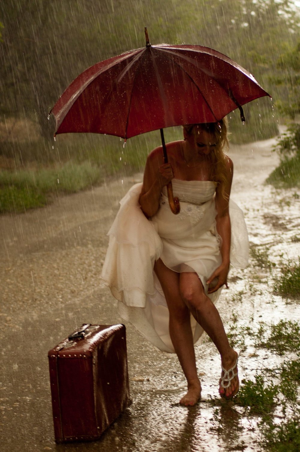 Фото под девушек под дождем