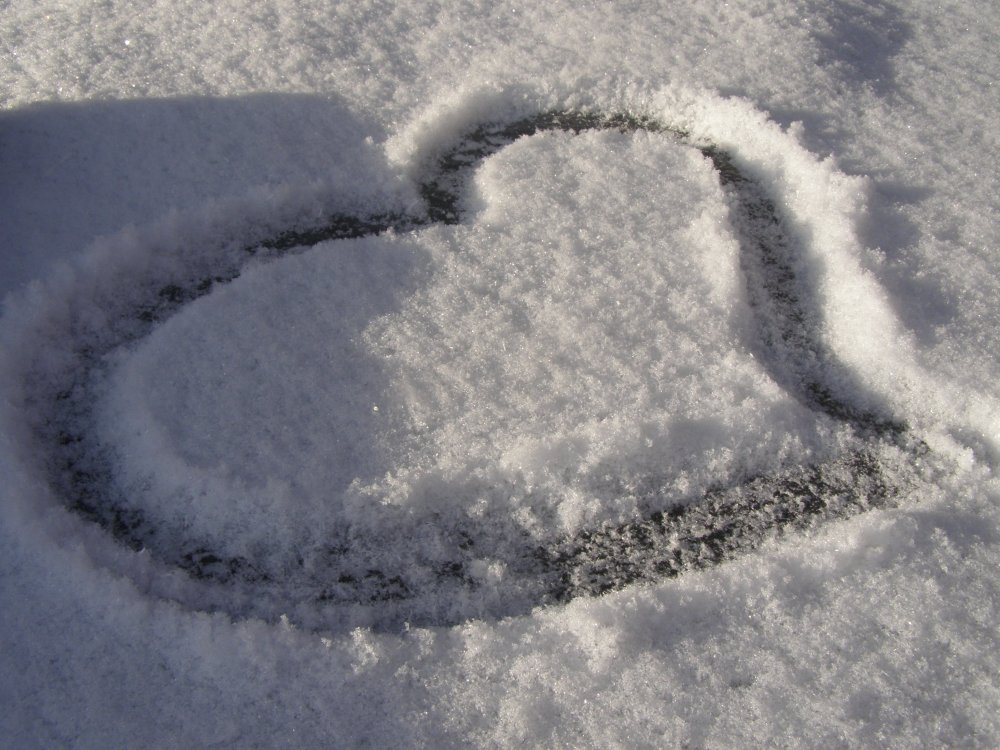 Зама сердце. Сердце на снегу. Сердце из снега. Сердечко из снега. Сердце нарисованное на снегу.