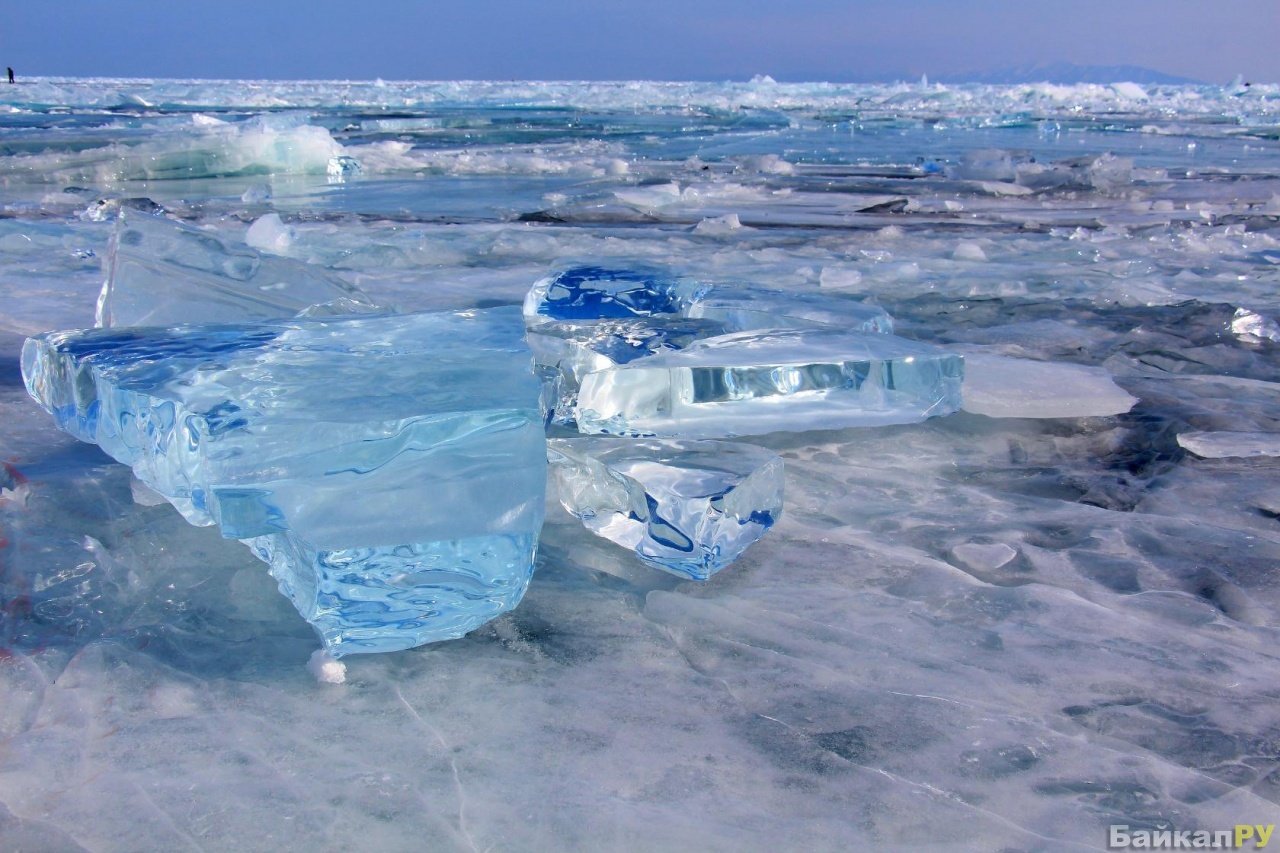 Почему лед тает в комнате. Голубой лед Байкала. Кристальный лед Байкала. Сибирская резиденция лед Байкал. Кристалл лазурного льда Геншин.