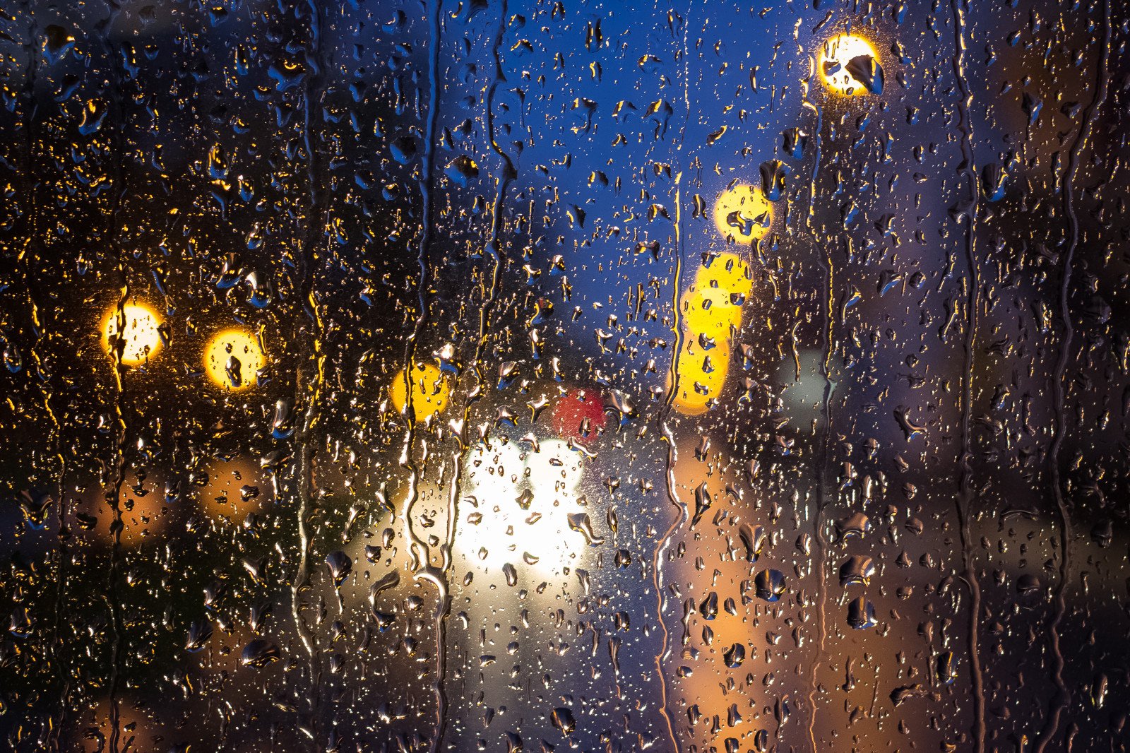 Немножко дождик. Капли на стекле. Дождь в окне. Дождь за окном. Капли дождя на окне.