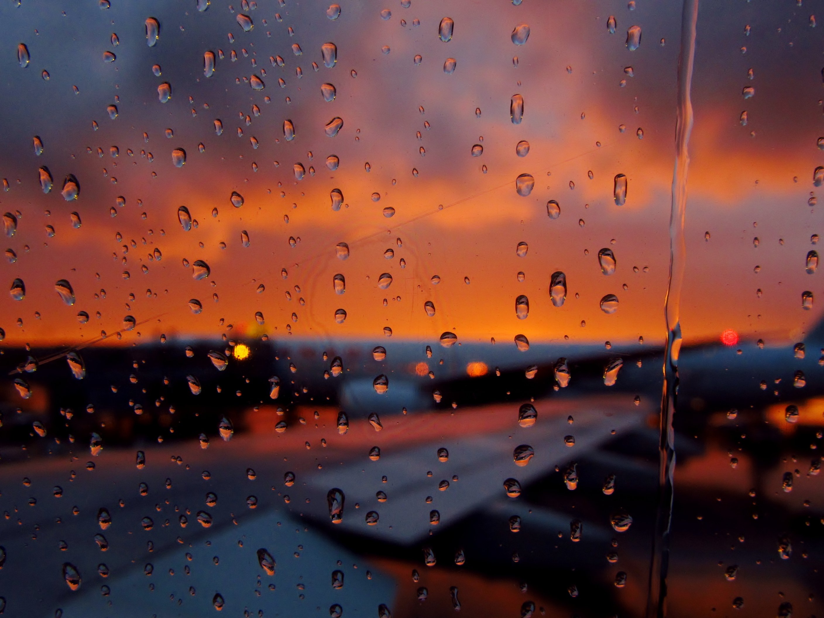 Вечер 2 капли. Капли на стекле. Капли дождя. Капли дождя на окне. Дождь фон.