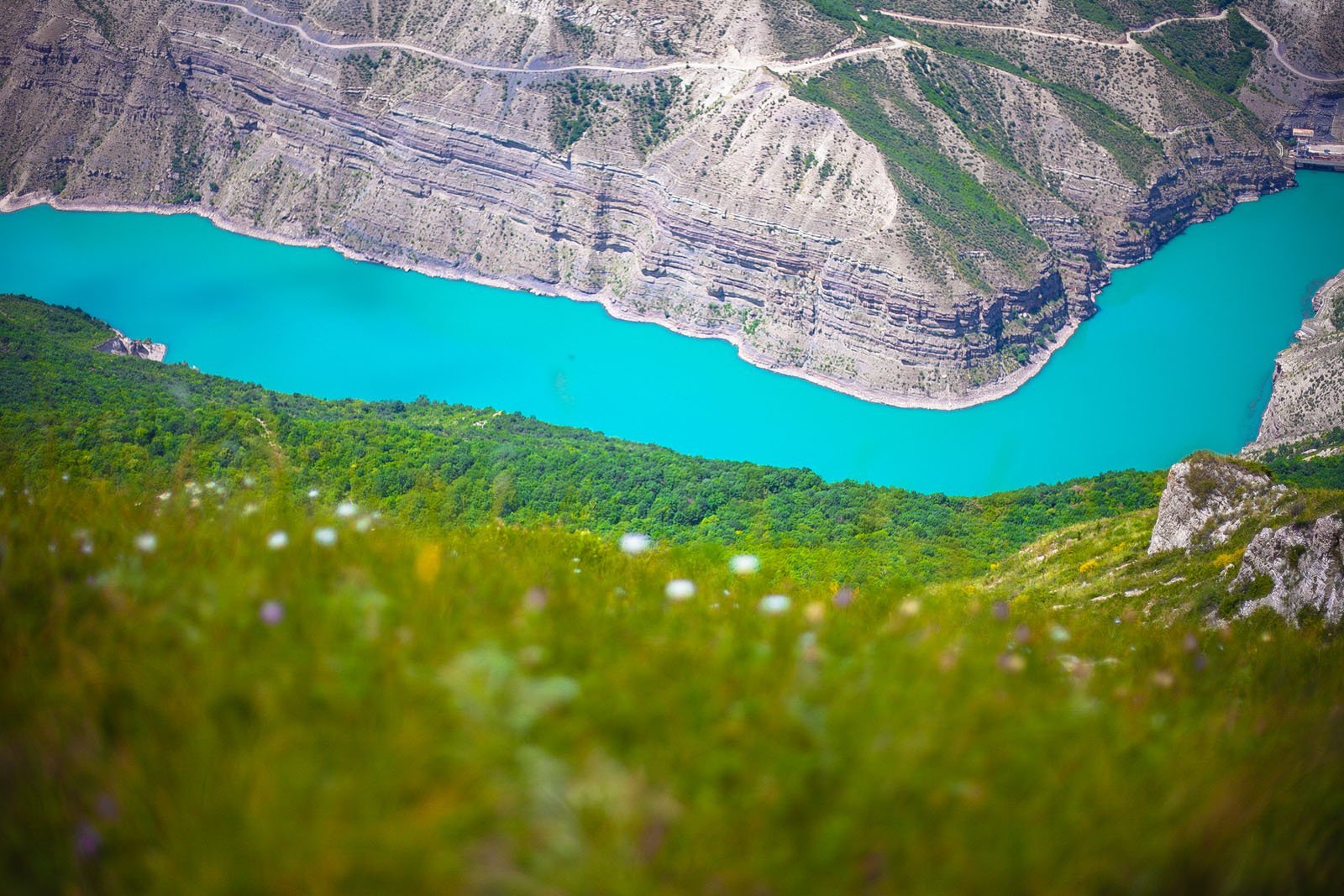Озера в гребнях. Сулакский каньон Дербент. Озеро Мочох в Дагестане. Сулакский каньон озеро. Озеро Мочох Хунзахский район.