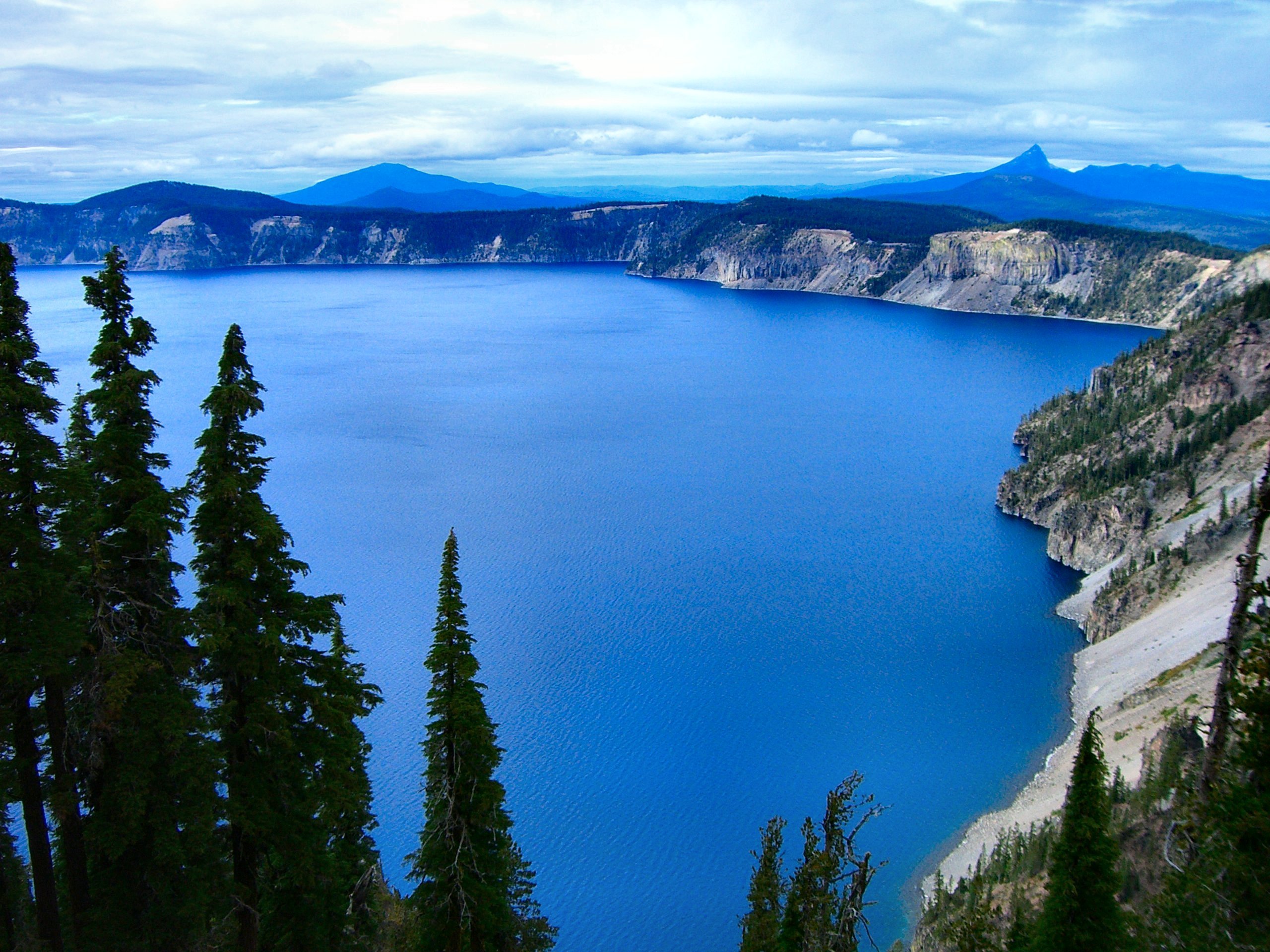 Глубочайшее озеро северной америки. Крейтер Лейк. Орегон Крейтер Лейк. Крейтер в Орегоне. Озеро Крейтер, Орегон, США.