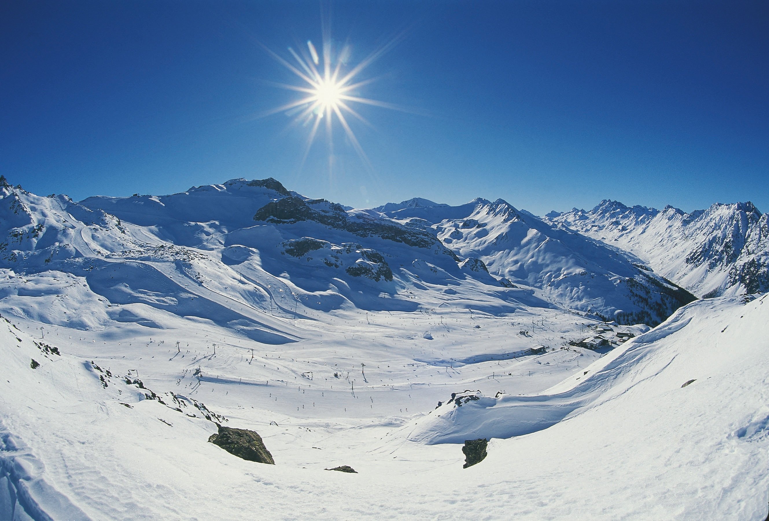 Снег на горнолыжных курортах. Ischgl горнолыжный курорт. Курорт Ишгль Австрия. Альпы горы горнолыжный курорт.