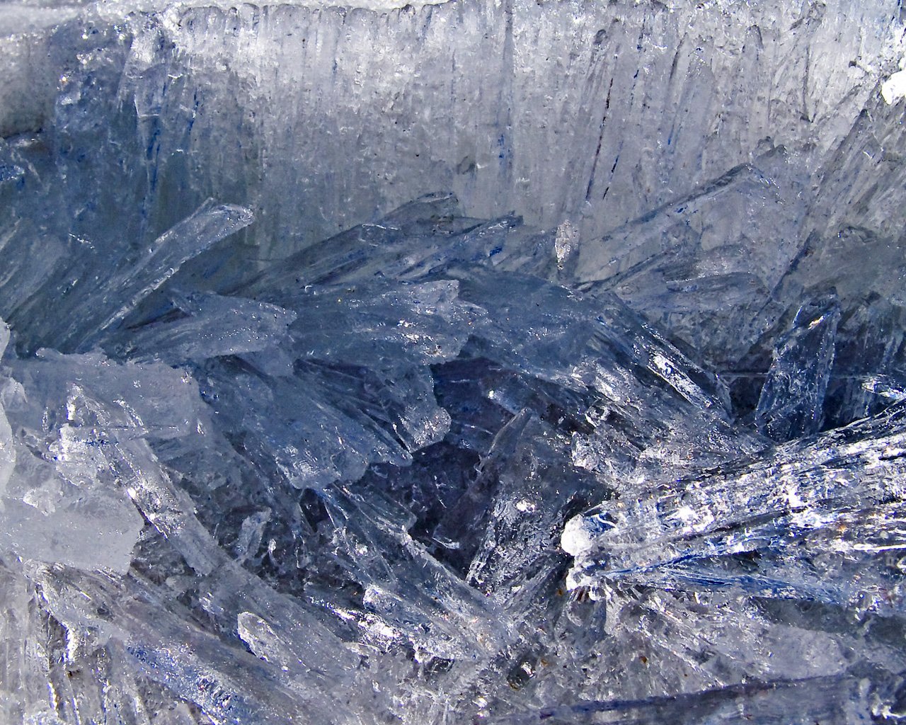 Кристаллическая волна. Кристаллы льда. Ледяные Кристаллы. Кристаллики льда. Кристаллизованный лед.