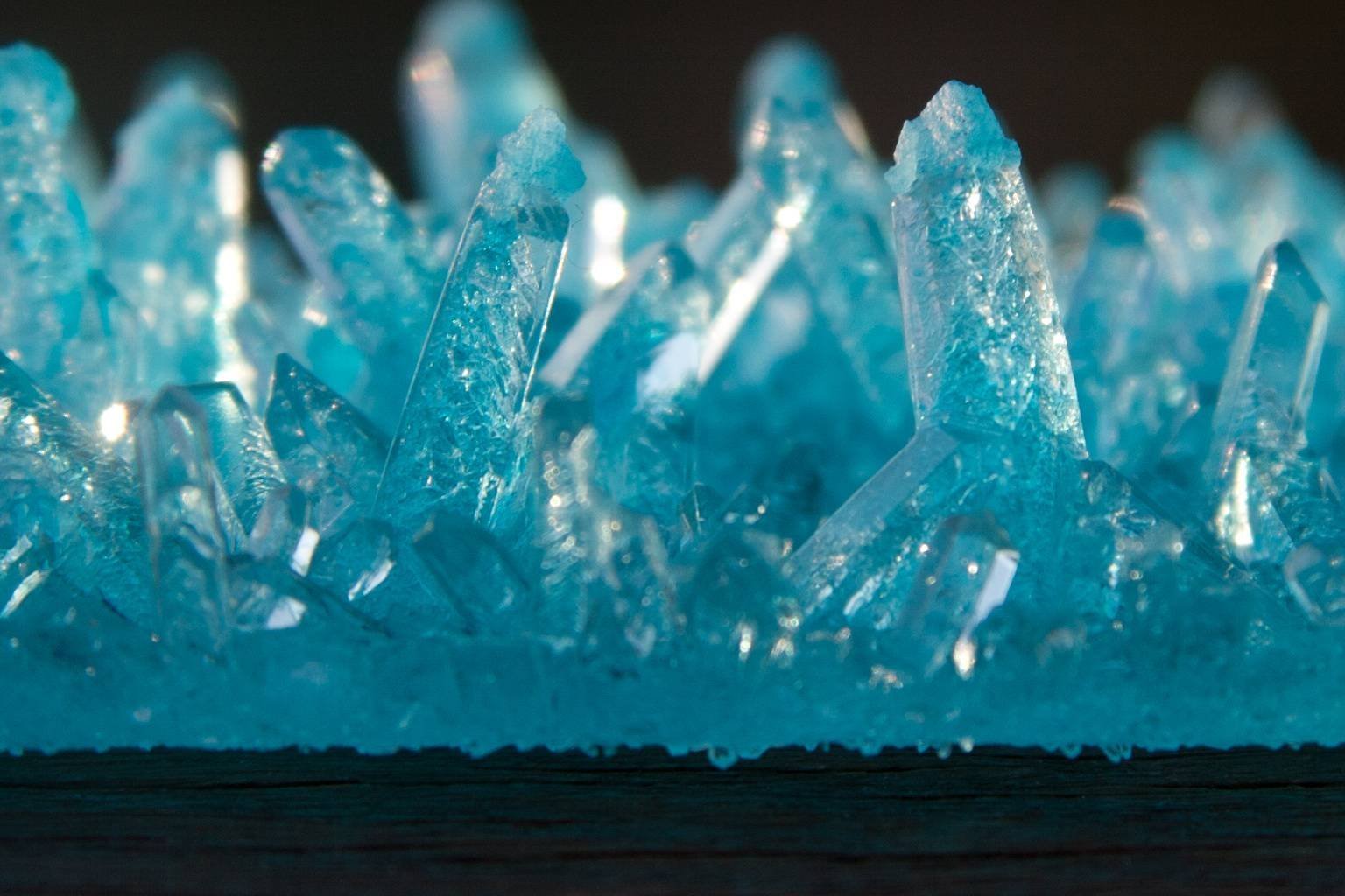 Кристаллические продукты. Кристаллы. Бирюзовый Кристалл. Ледяные Кристаллы. Синий Кристалл.