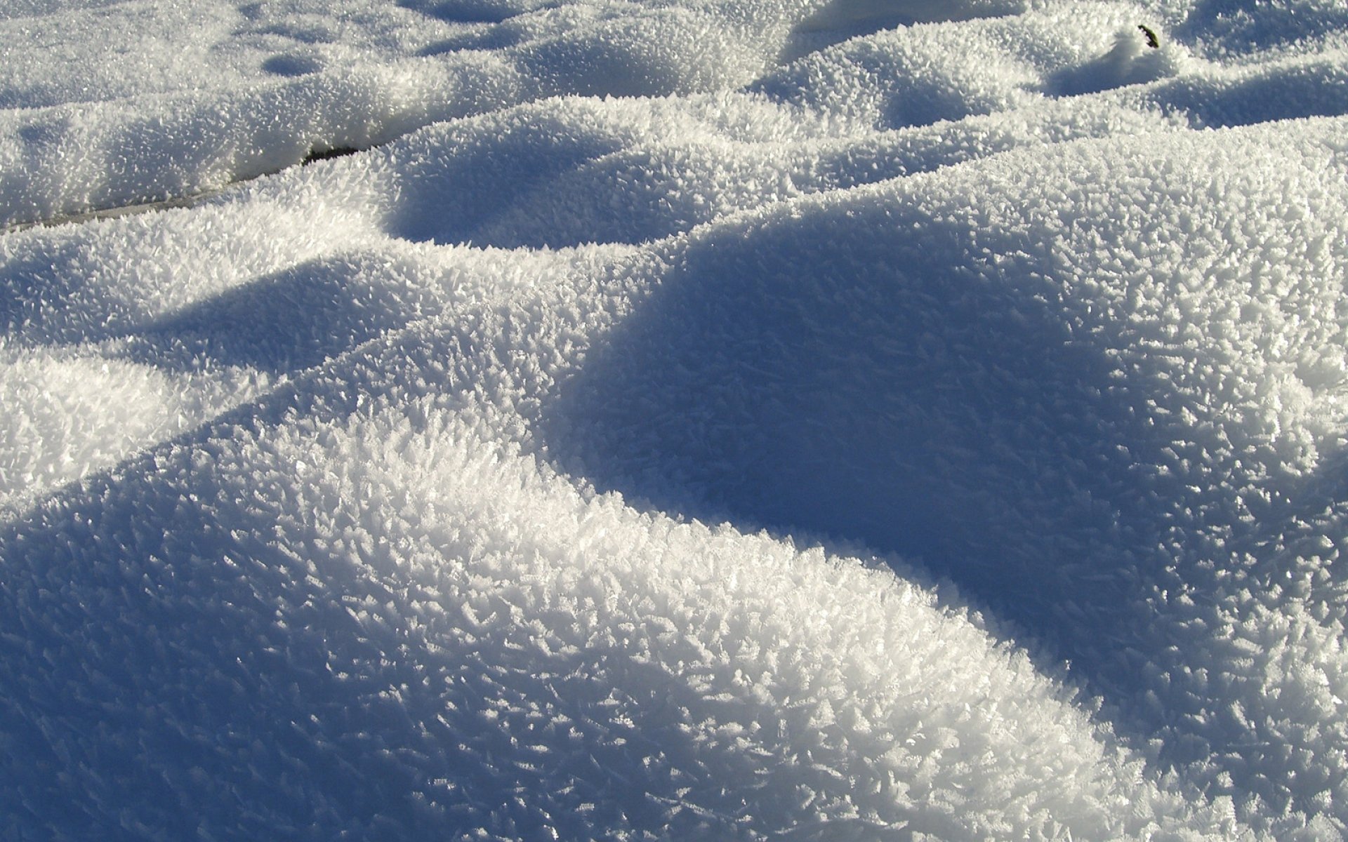 Снежные сугробы покрылись тонкой едва видимой. Сугроб. Снежные сугробы. Снег. Чистый снег.