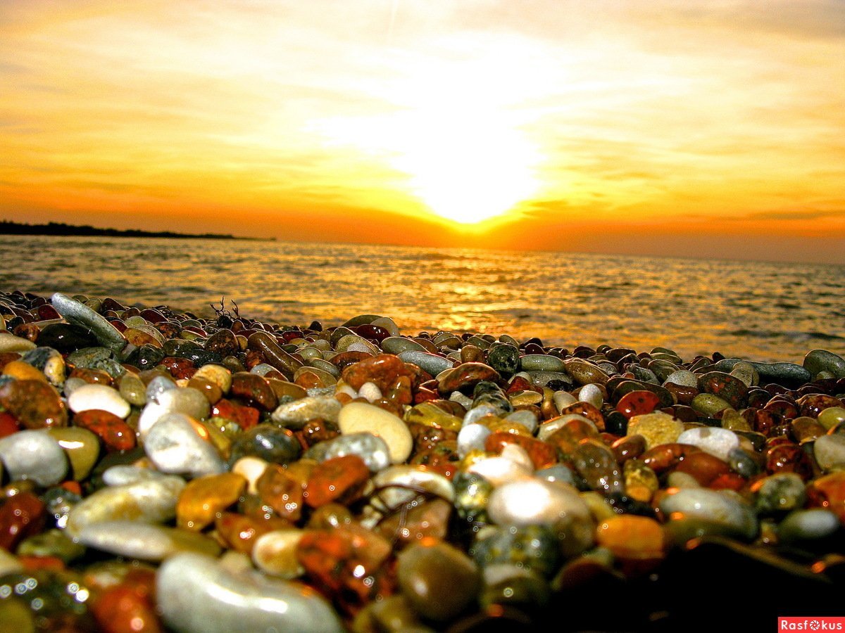 море с камнями