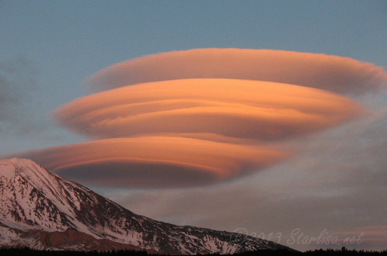 Какое ты природное явление. Линзовые облака в Якутии. Якутия линзовые облака редчайшее явление природы. Лентикулярные (линзовидные) облака. Лентикулярное облако над горой Ринджани (Индонезия).