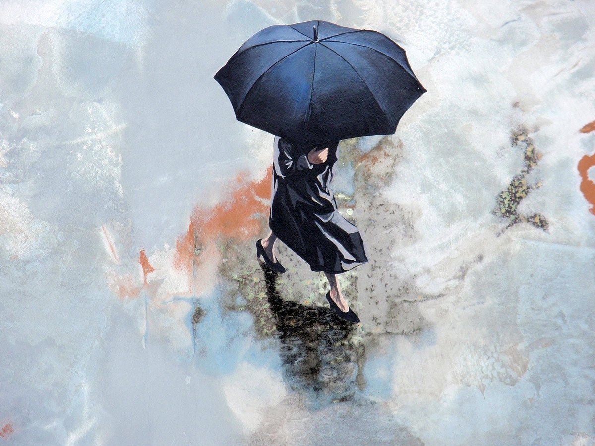 Кипящий дождь. Девушка с зонтом. Девушка с зонтиком под дождем. Мокрый зонт. Человек с зонтом.