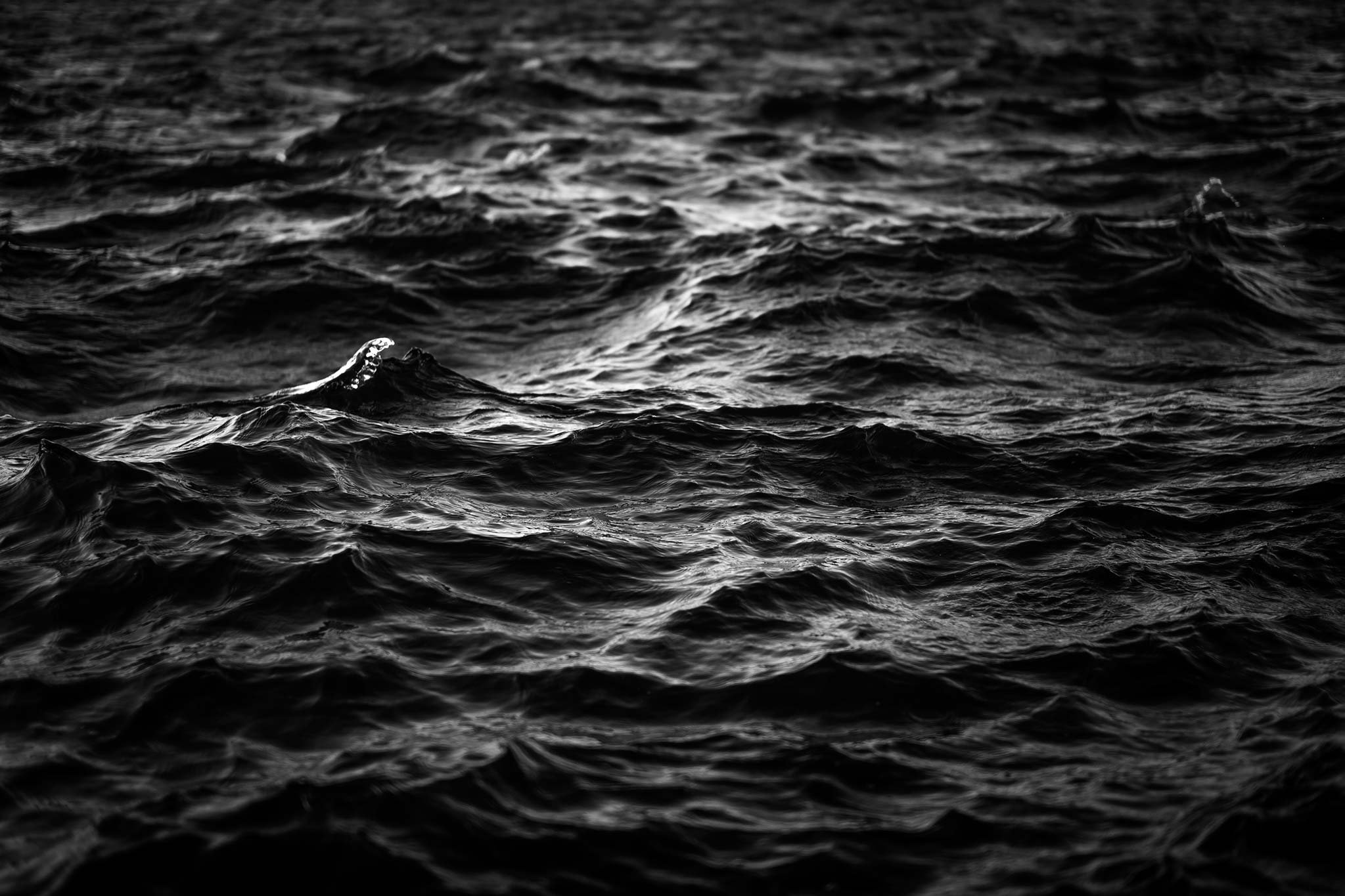 Черная вода далеко. Черная вода. Черные волны. Черно белые волны. Море черного цвета.