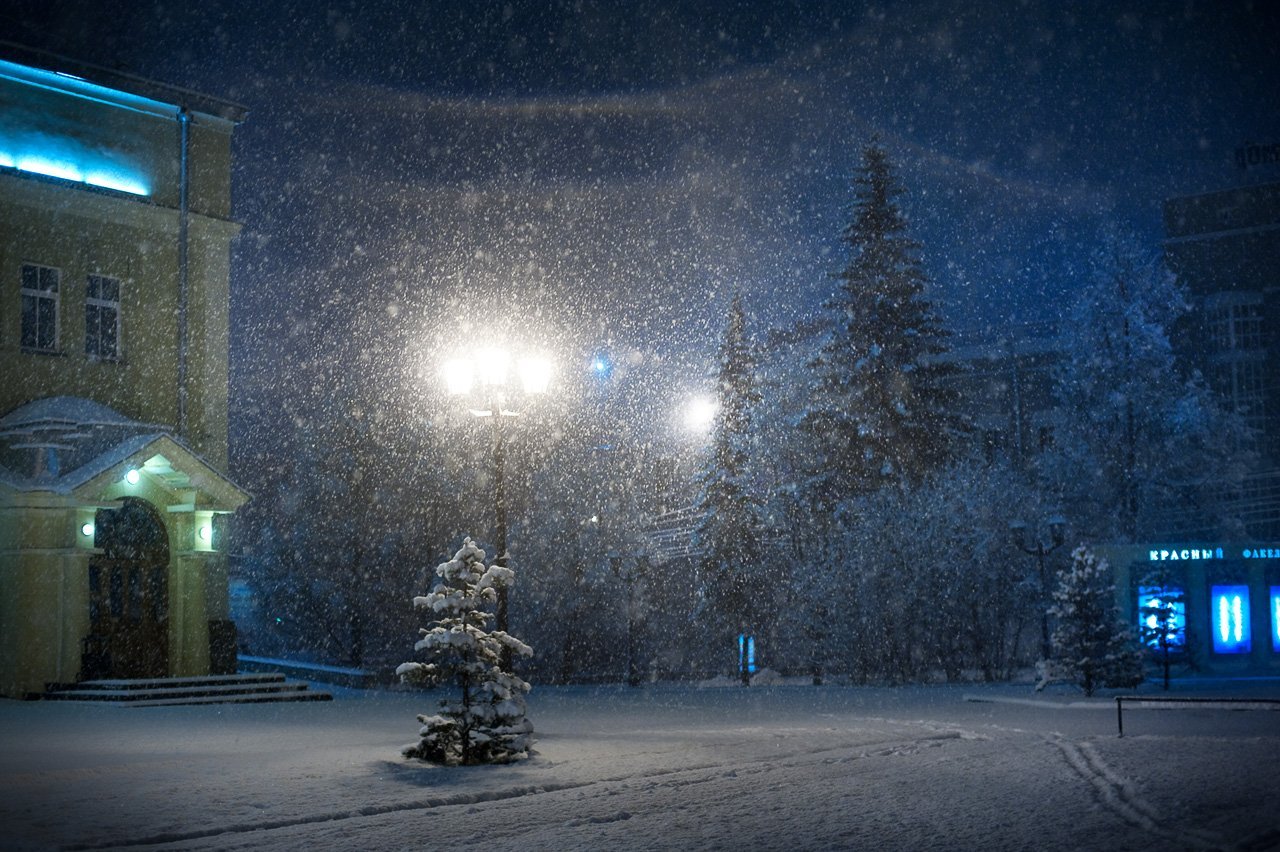 Снежков город. Ночной зимний город. Зимняя ночь в городе. Красивый снегопад. Зима ночь город.