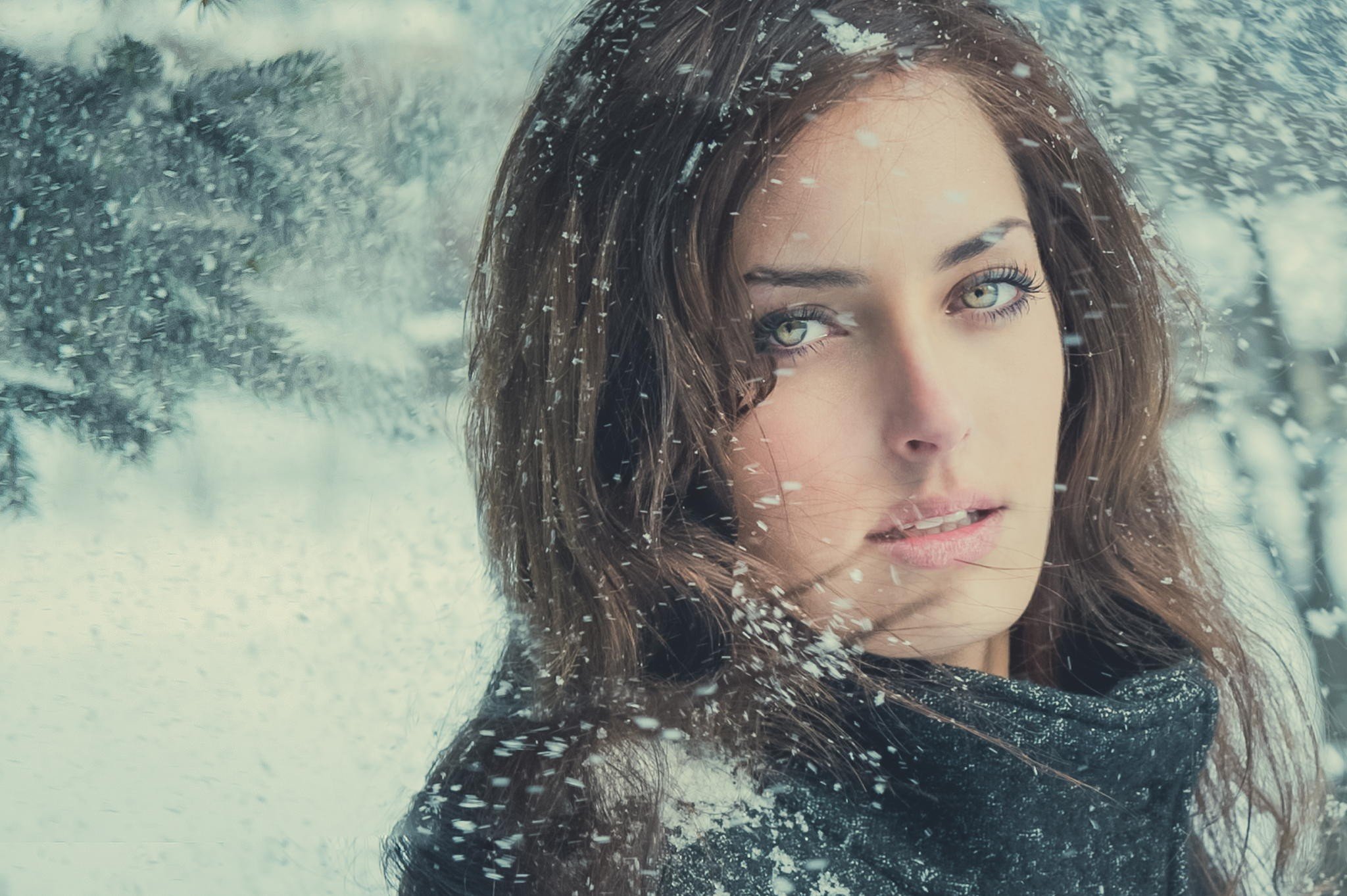 Девушка под снегом. Sarah Allag фотомодель. Девушка зима. Женщина зимой.
