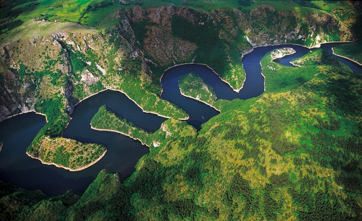 Речной изгиб. Река Увац Сербия. Каньон Увац Сербия. Каньон реки Увац. Сербия меандры.