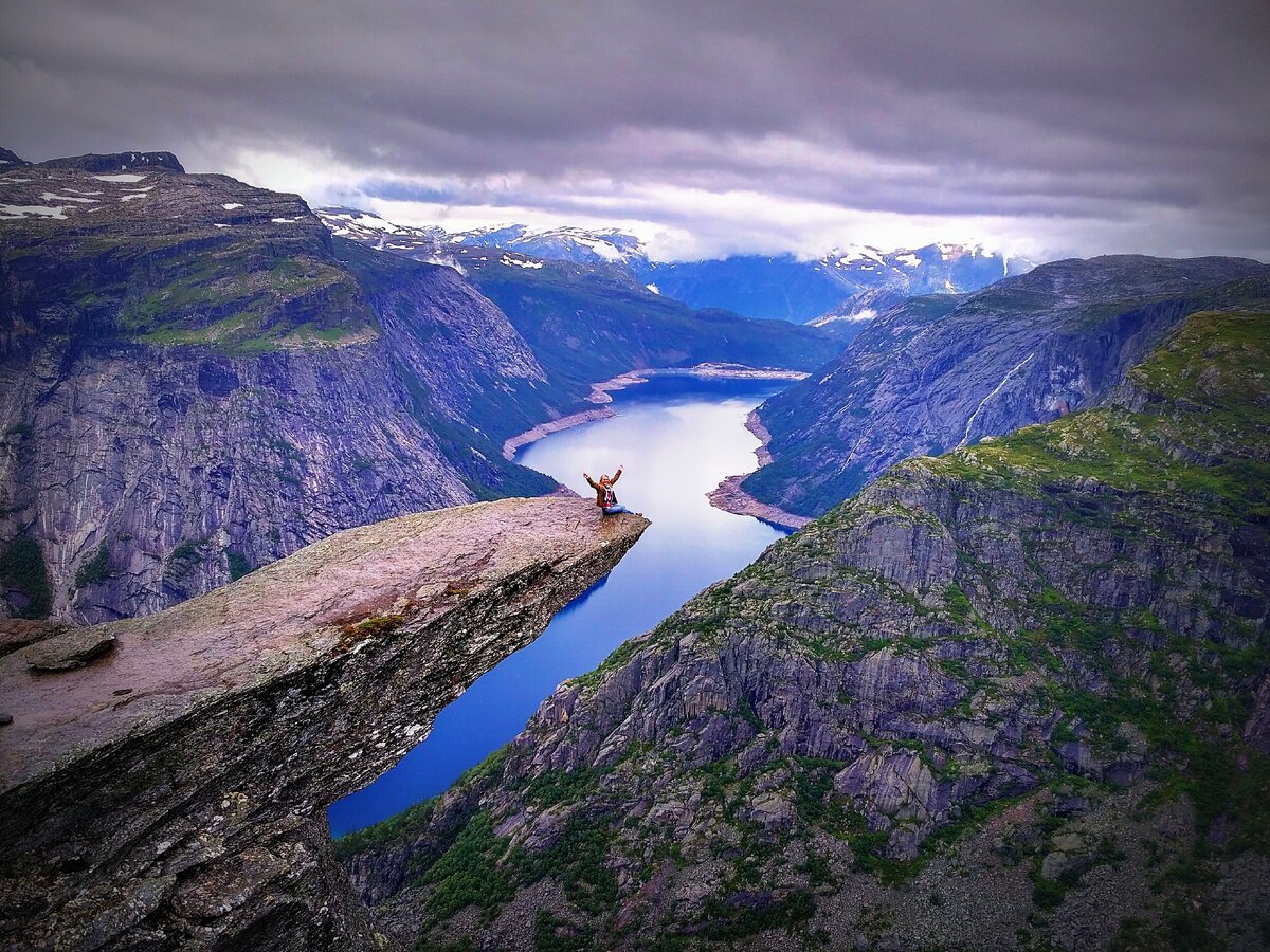 Норвегия существует. Скала Троллтунга (Норвегия). Гора скьеггедаль Норвегия. Язык тролля Норвегия. Озеро рингедалсватн Норвегия.