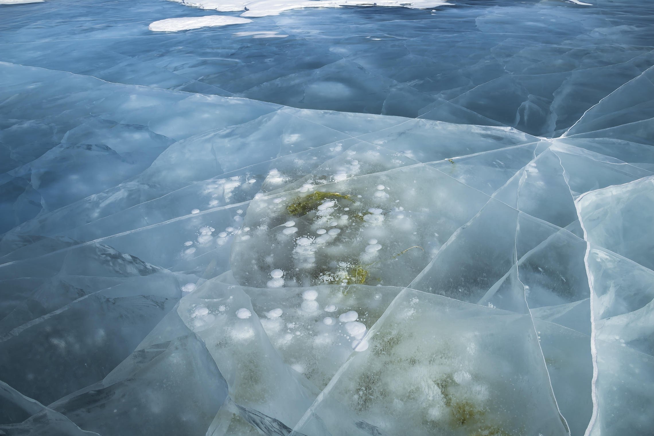Кипящий лед. Метановые пузырьки на Байкале. Байкал подо льдом. Прозрачный лед. Поверхность льда.