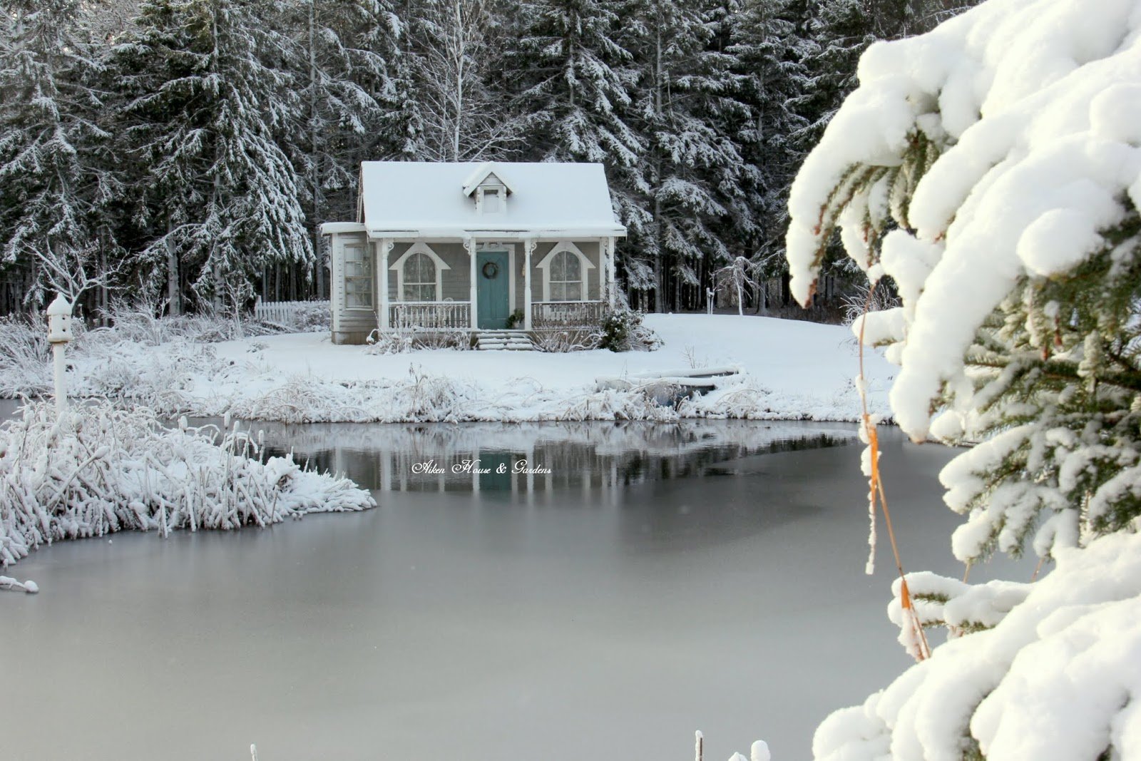 Берег озера зимой. Зимний дом. Домик в зимнем лесу. Домик в снегу. Зимнее озеро.