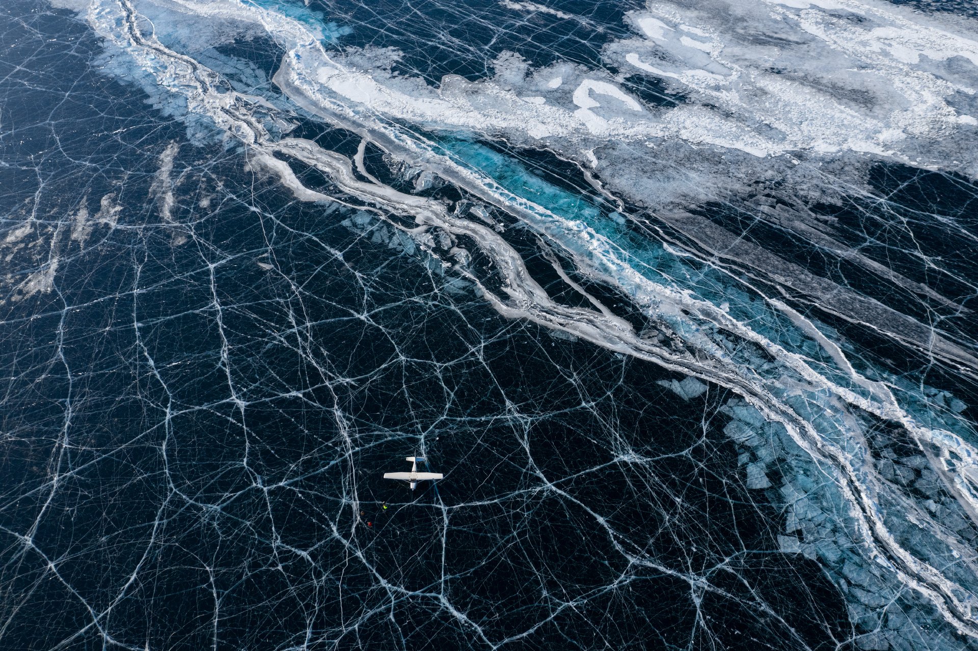 Трещины воды. Космический снимок озера Байкал. Озеро Байкал снимки со спутника. Байкал снимок со спутника. Лед Байкала.