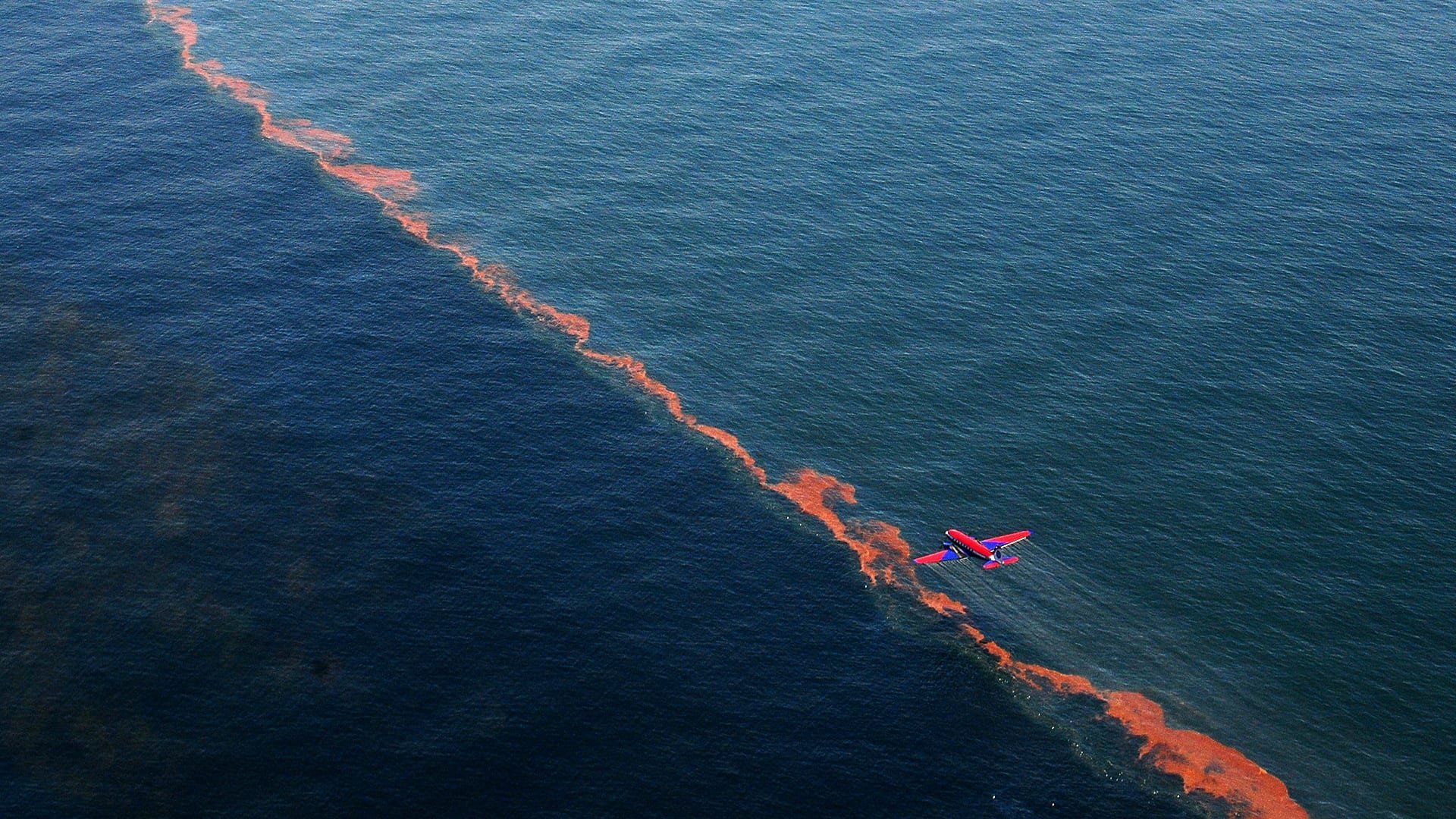 Следы в красном море. Мексиканский залив разлив танкера. Боновые заграждения Deepwater Horizon. Разлив нефти в мексиканском заливе 2020. Разлив нефти с платформы Ixtoc 1.