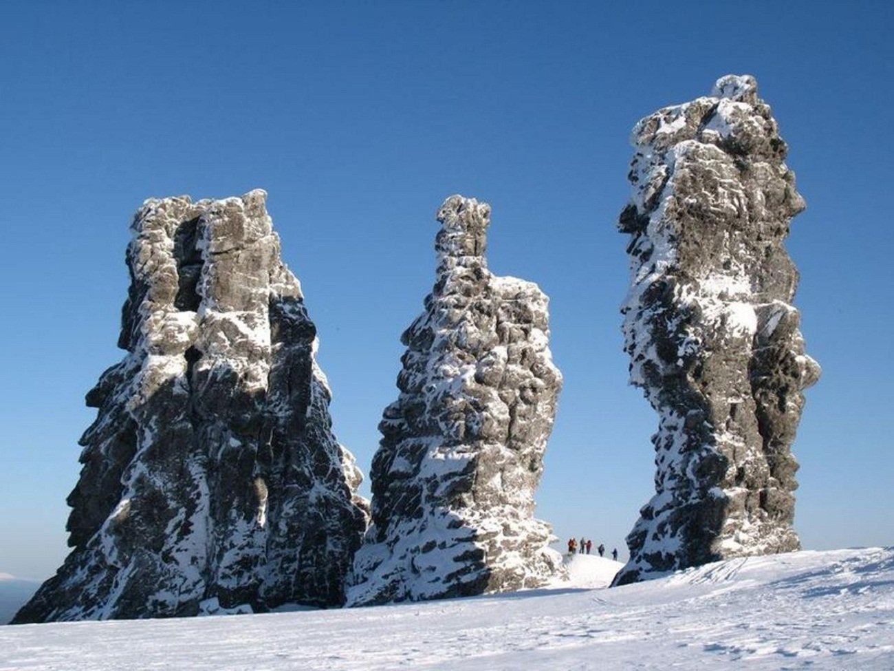 Какие есть природные памятники. Мань-Пупу-нёр столбы выветривания. Каменные столбы Маньпупунер. Каменные столбы Маньпупунер горы. Северный Урал плато Маньпупунер.