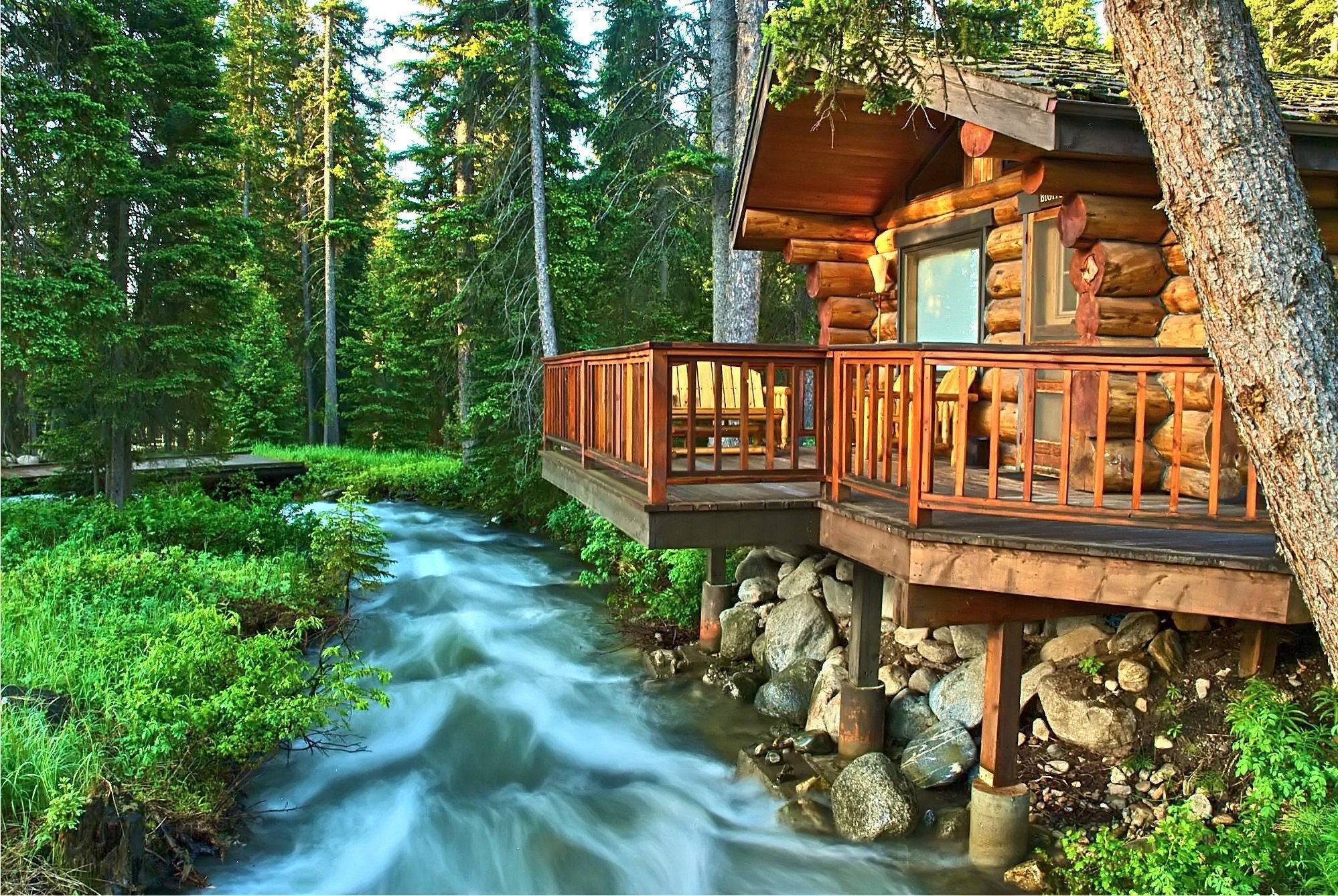 Деревянный дом на реке. Кэбин у реки. Домик в лесу. Дом в лесу. Дом в лесу у озера.
